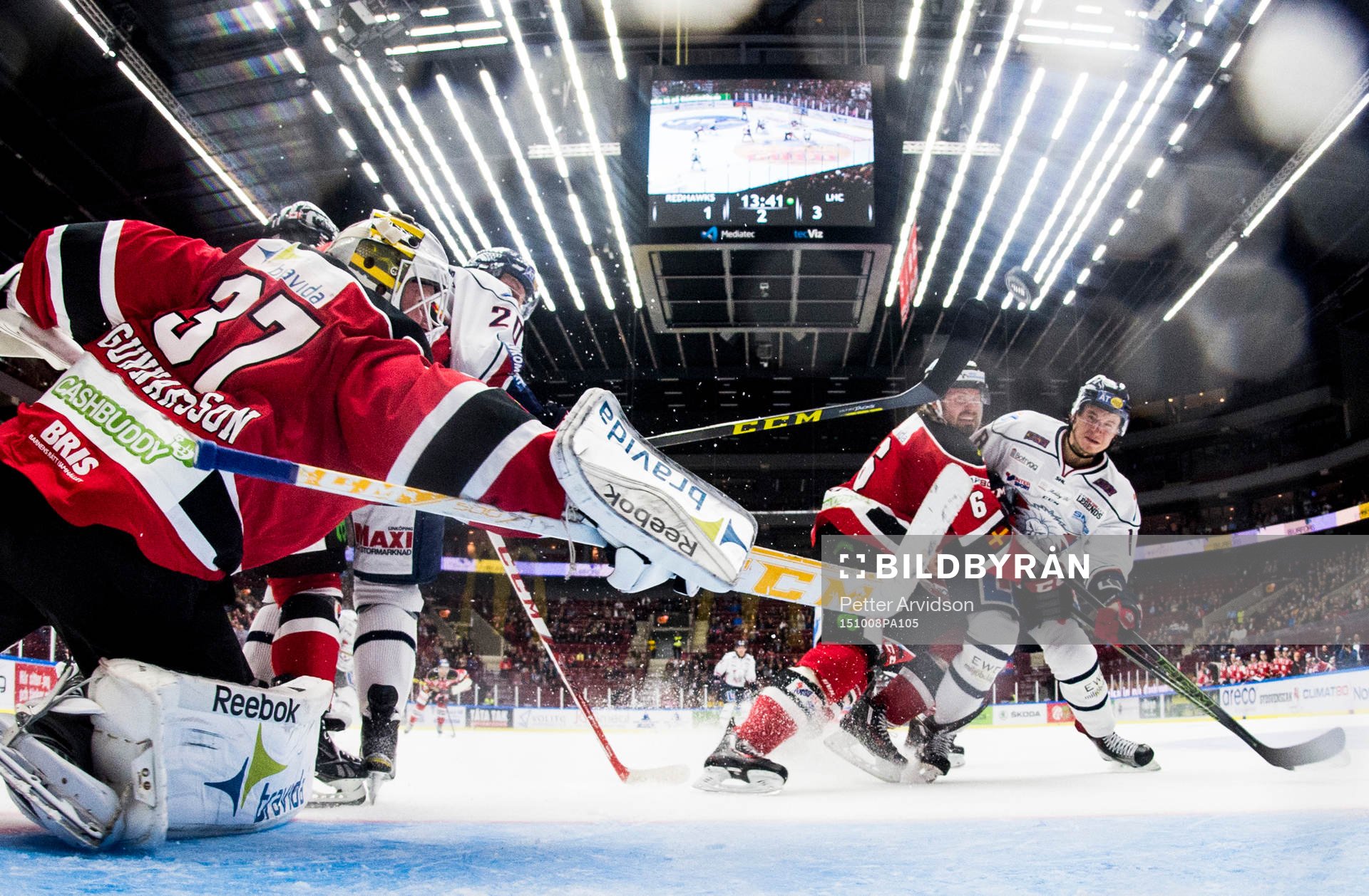 Linköpings Jacob Lilja (th) skjuter in 1-4 målet