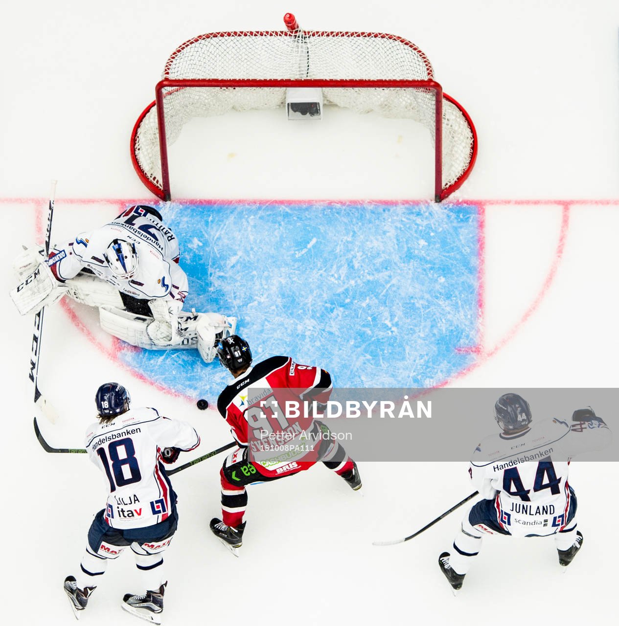 Malmö Redhawks Björn Svensson med ett friläge framför