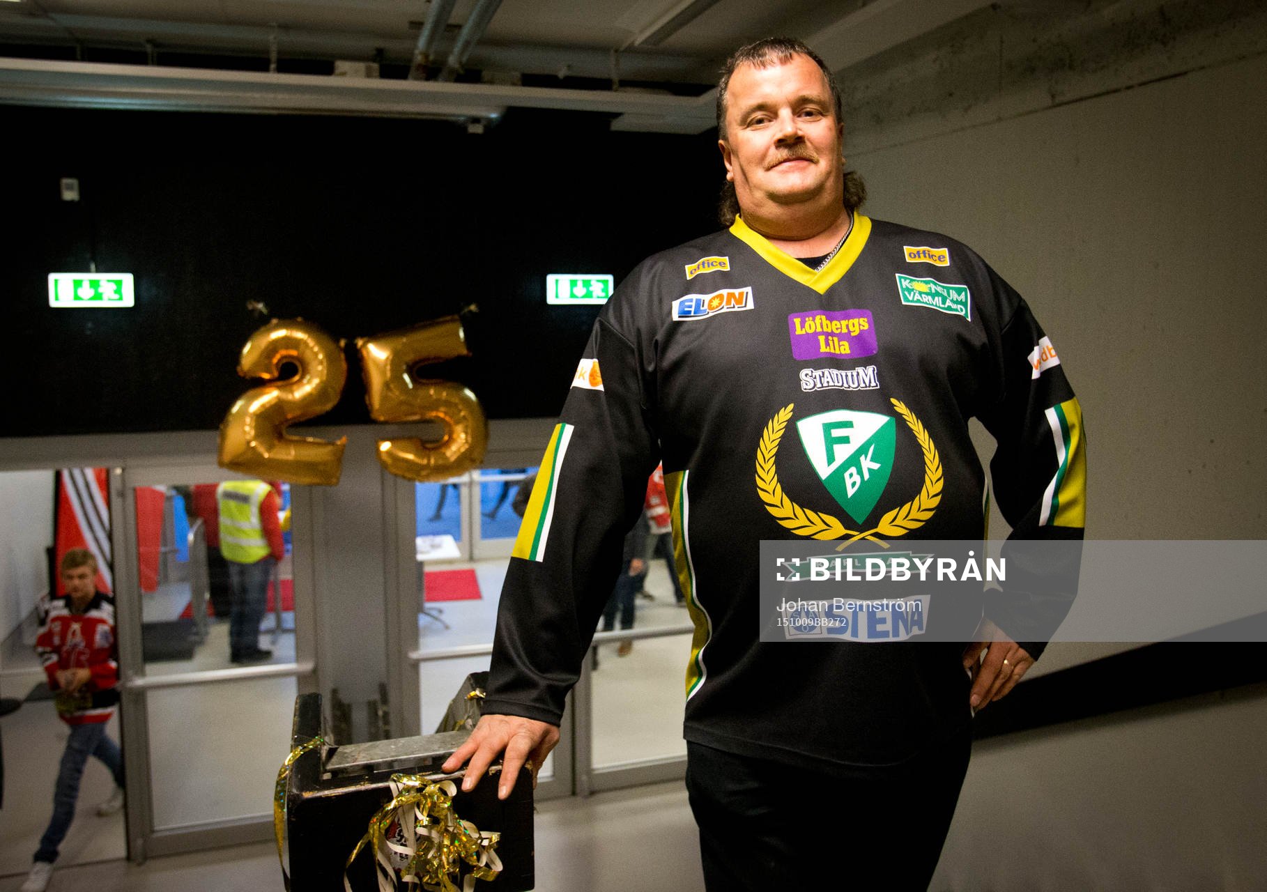 En Färjestads supporter fram för siffrorna 25, Örebro