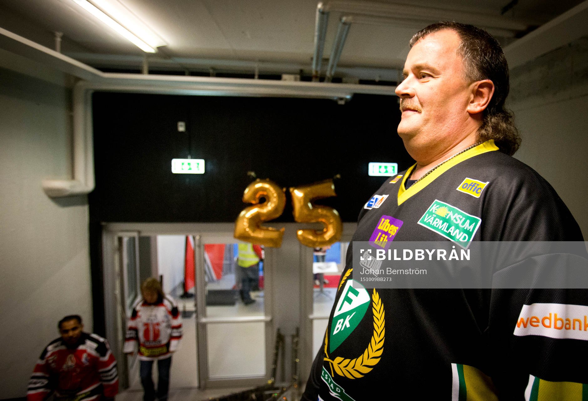En Färjestads supporter med hockeyfrisyr fram för