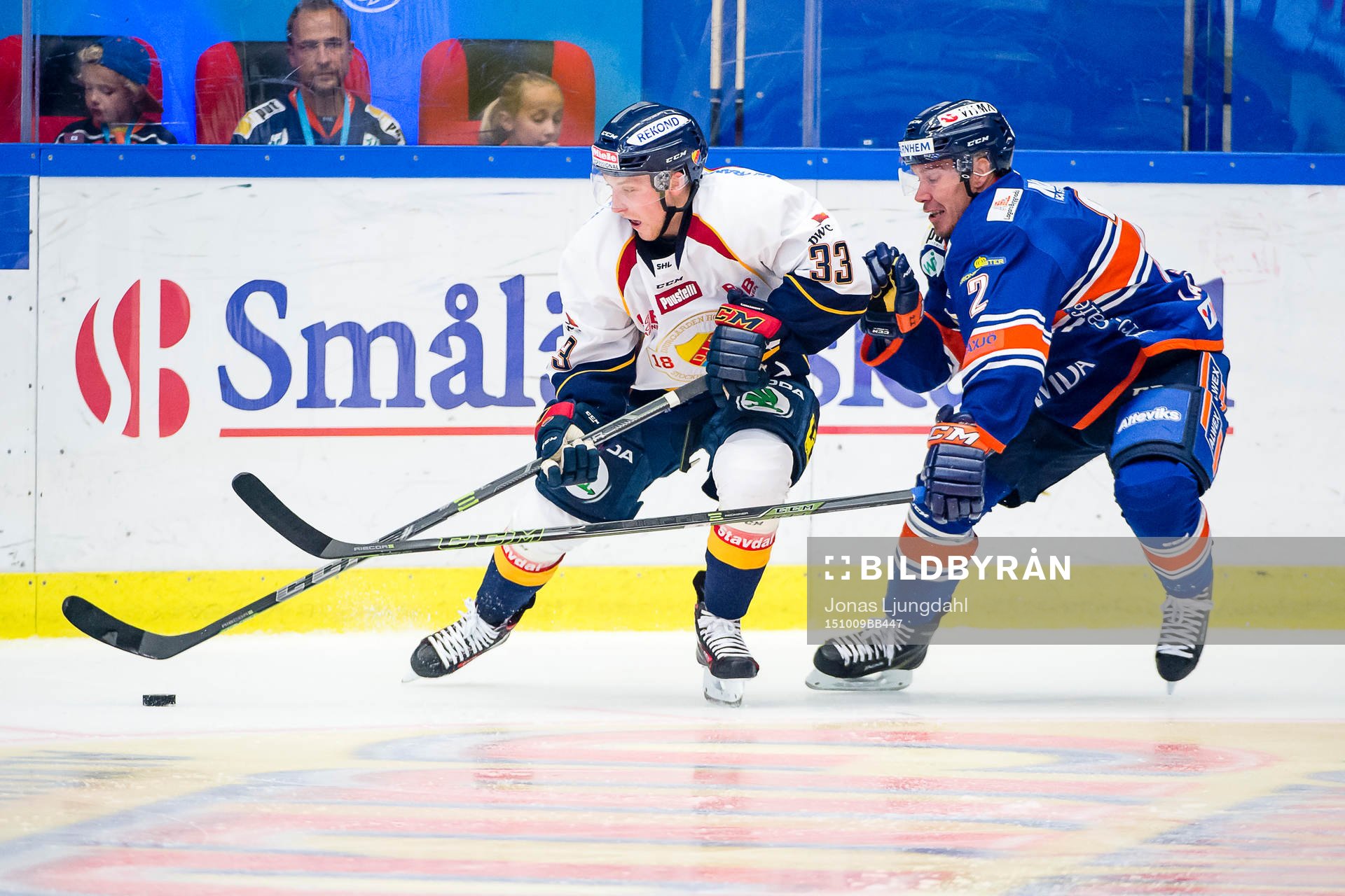 Djurgårdens Linus Hultström jagas av Växjös Teemu Laakso