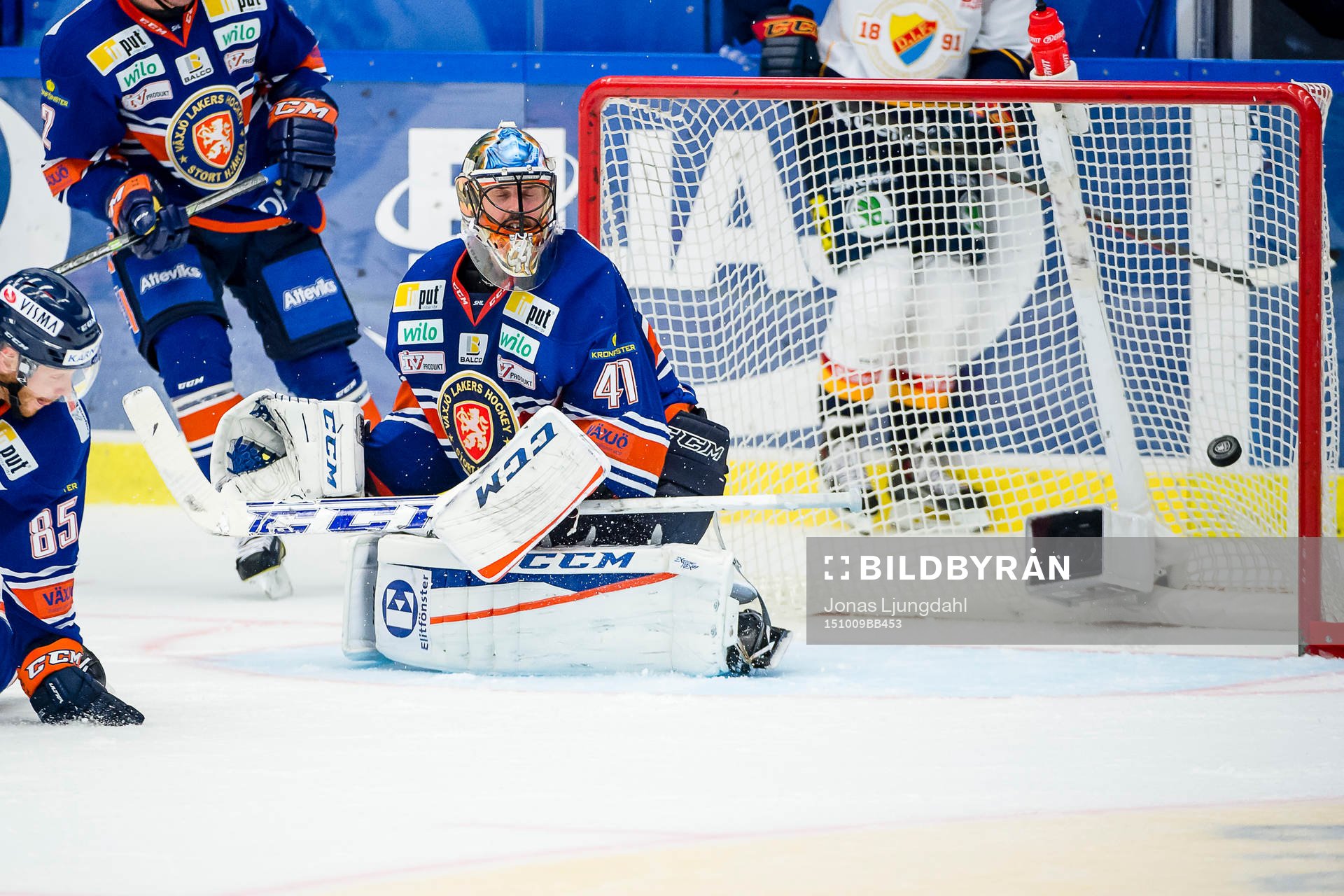 Djurgårdens Daniel Brodin (ej i bild) skjuter pucken i