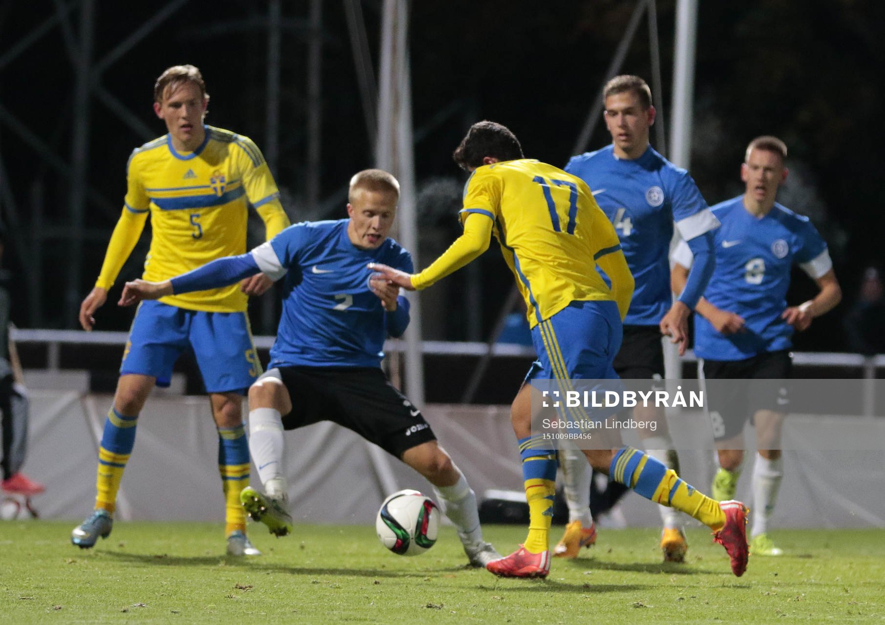 Sveriges Ferhad Ayas, Estlands Hindrek Ojamaa under fotbollsmatchen EM-kvalet mellan Sverige och Estland den 9 oktober 2015 i Uppsala.