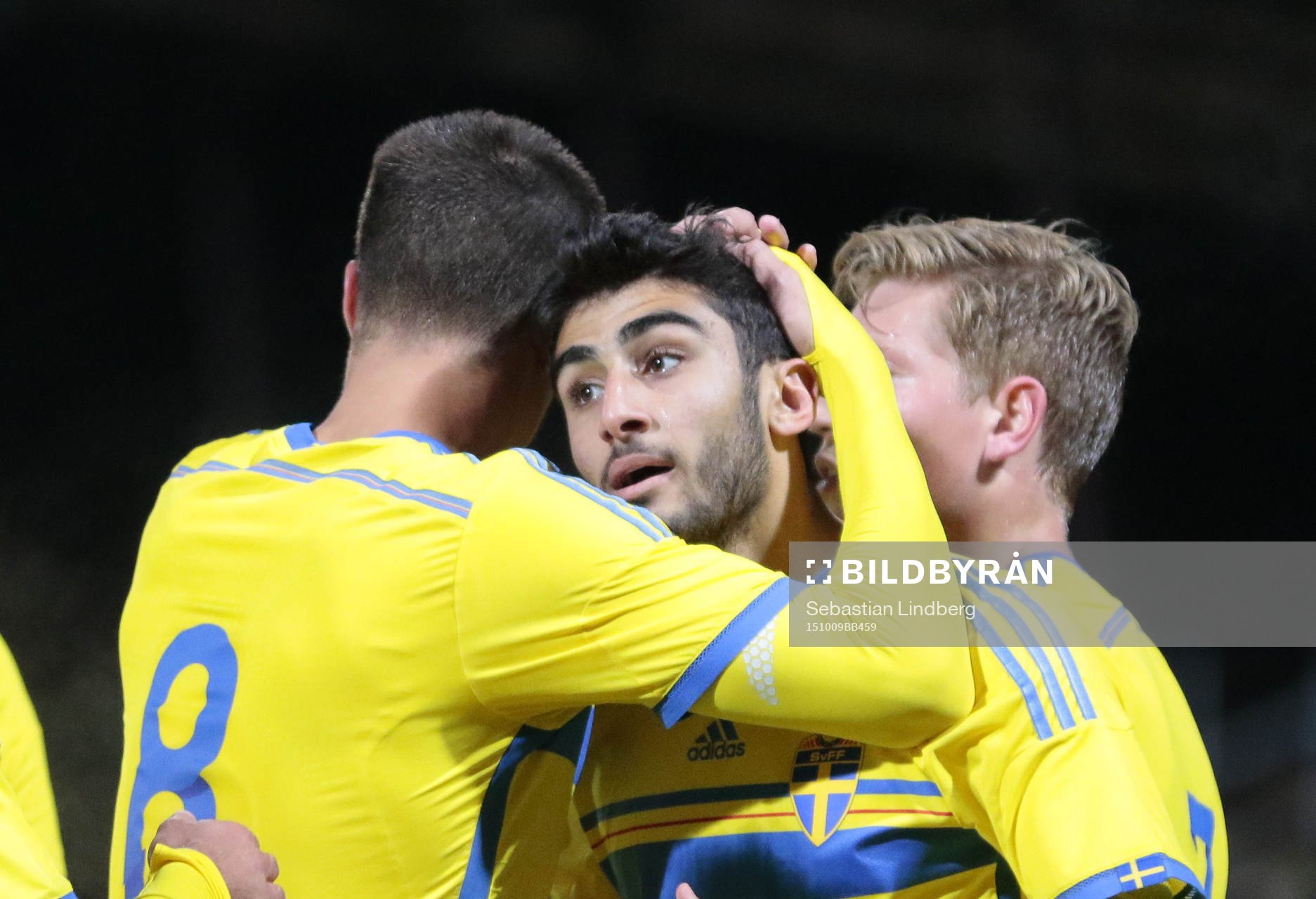 Sveriges Ferhad Ayas kramas om av Sveriges Melker Hallberg