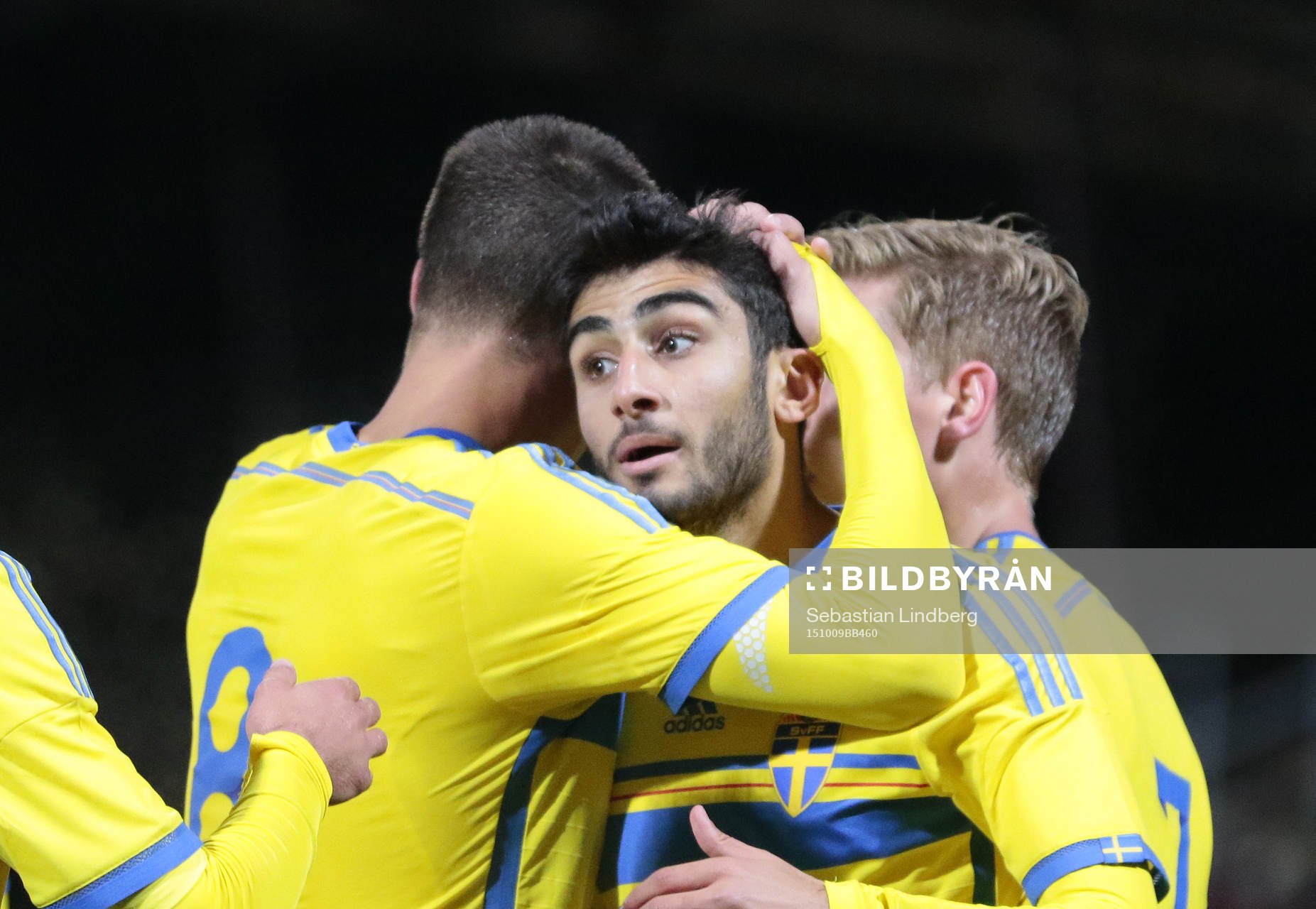 Sveriges Ferhad Ayas kramas om av Sveriges Melker Hallberg