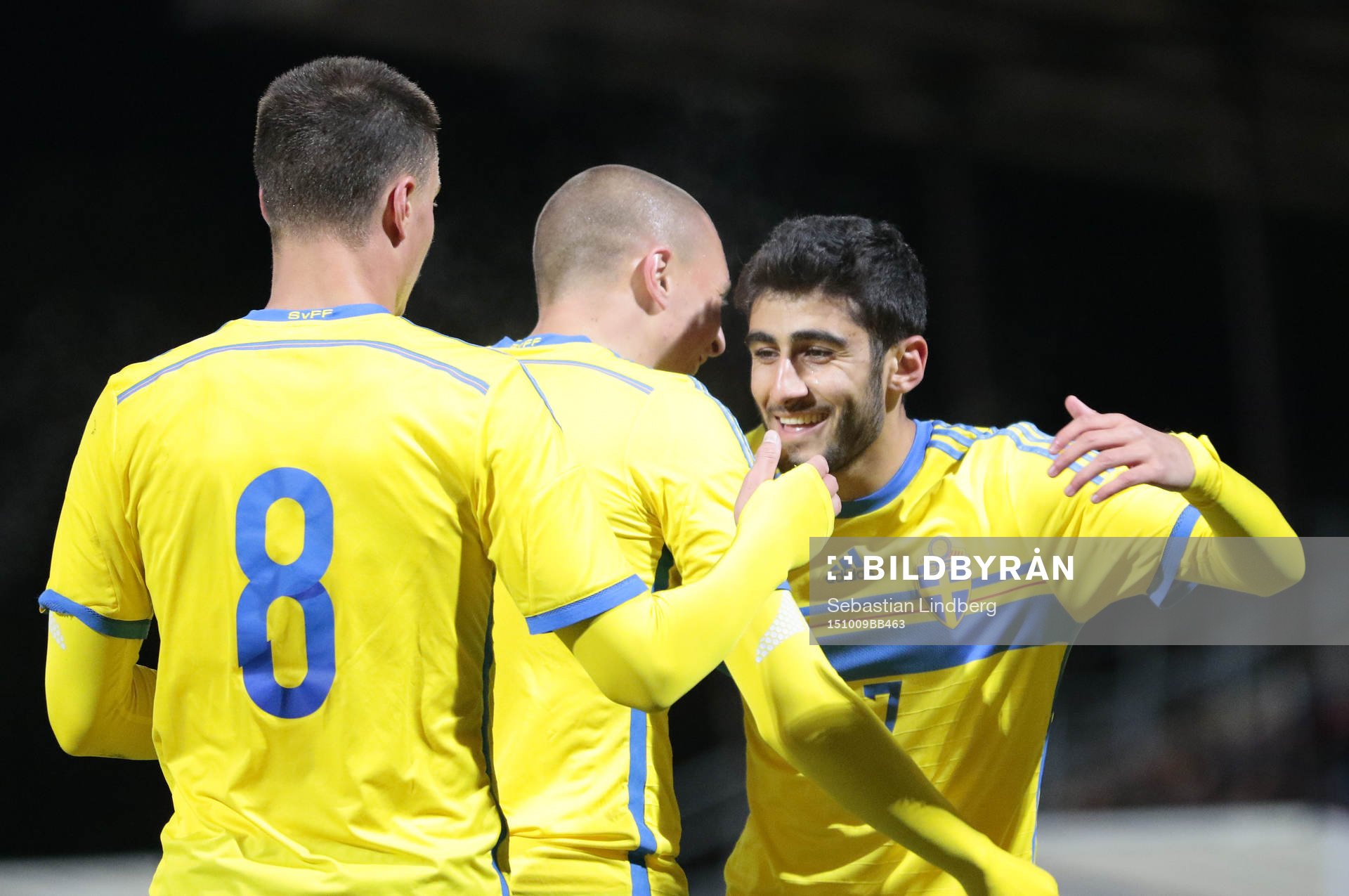 Sveriges Ferhad Ayas kramas om av Sveriges Melker Hallberg