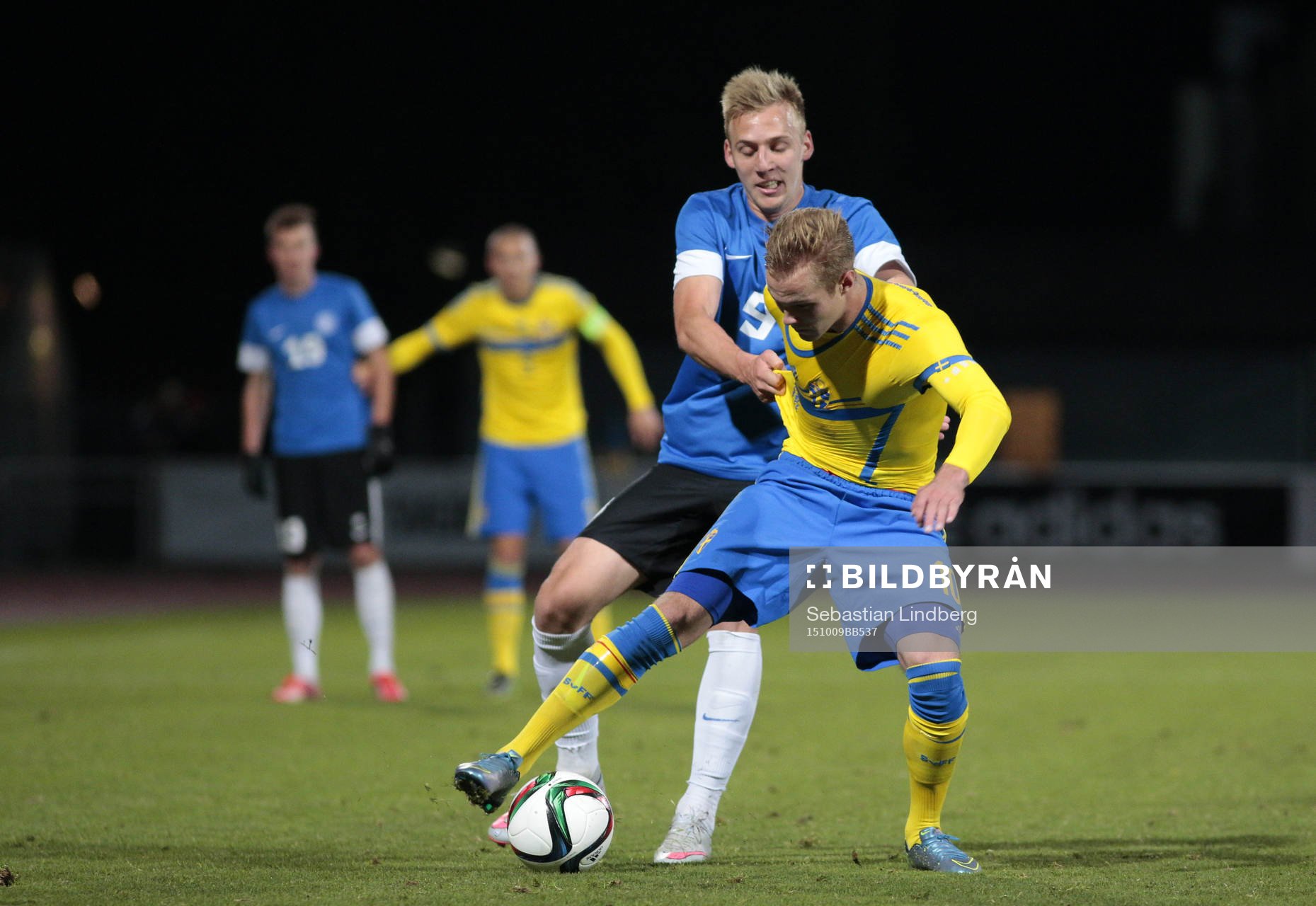Estlands Magnus Karofeld, Sveriges Gustav Engvall under fotbollsmatchen EM-kvalet mellan Sverige och Estland den 9 oktober 2015 i Uppsala.