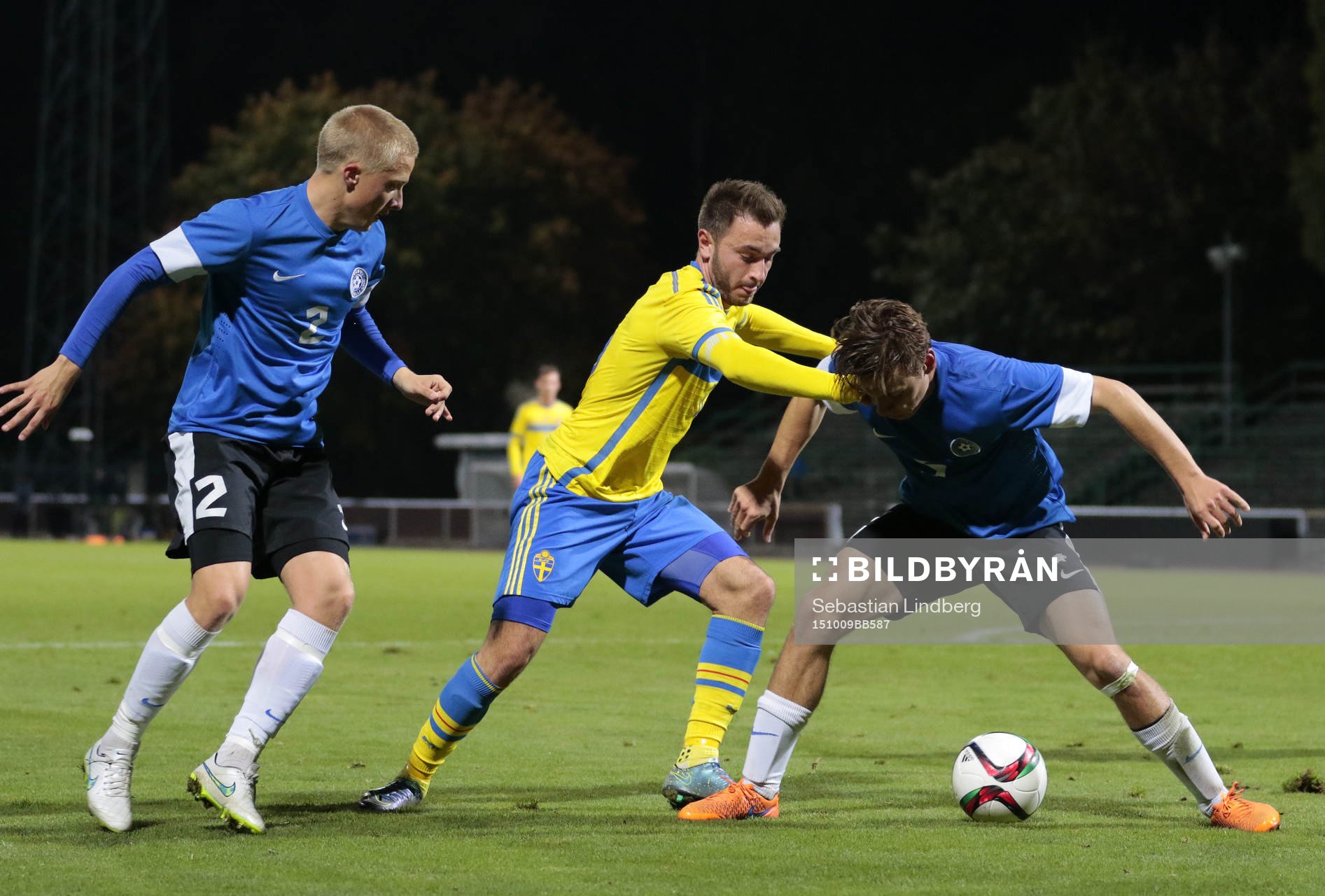 Estlands Hindrek Ojamaa, Sveriges Muamer Tankovic, Estlands Kevin Aloe under fotbollsmatchen EM-kvalet mellan Sverige och Estland den 9 oktober 2015 i Uppsala.