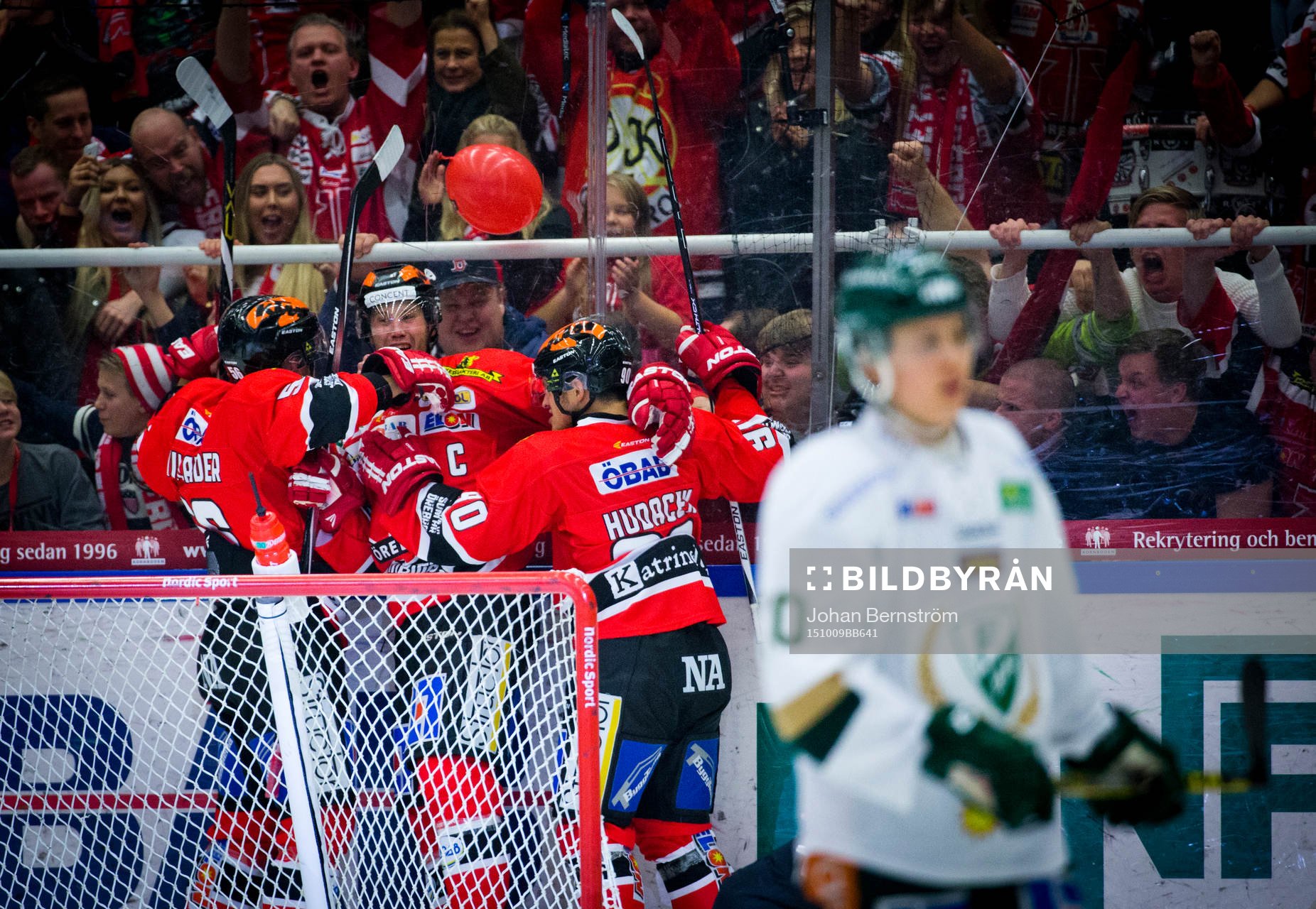 Örebros Henrik Löwdahl gör 1-1 jublar och i förgrunden