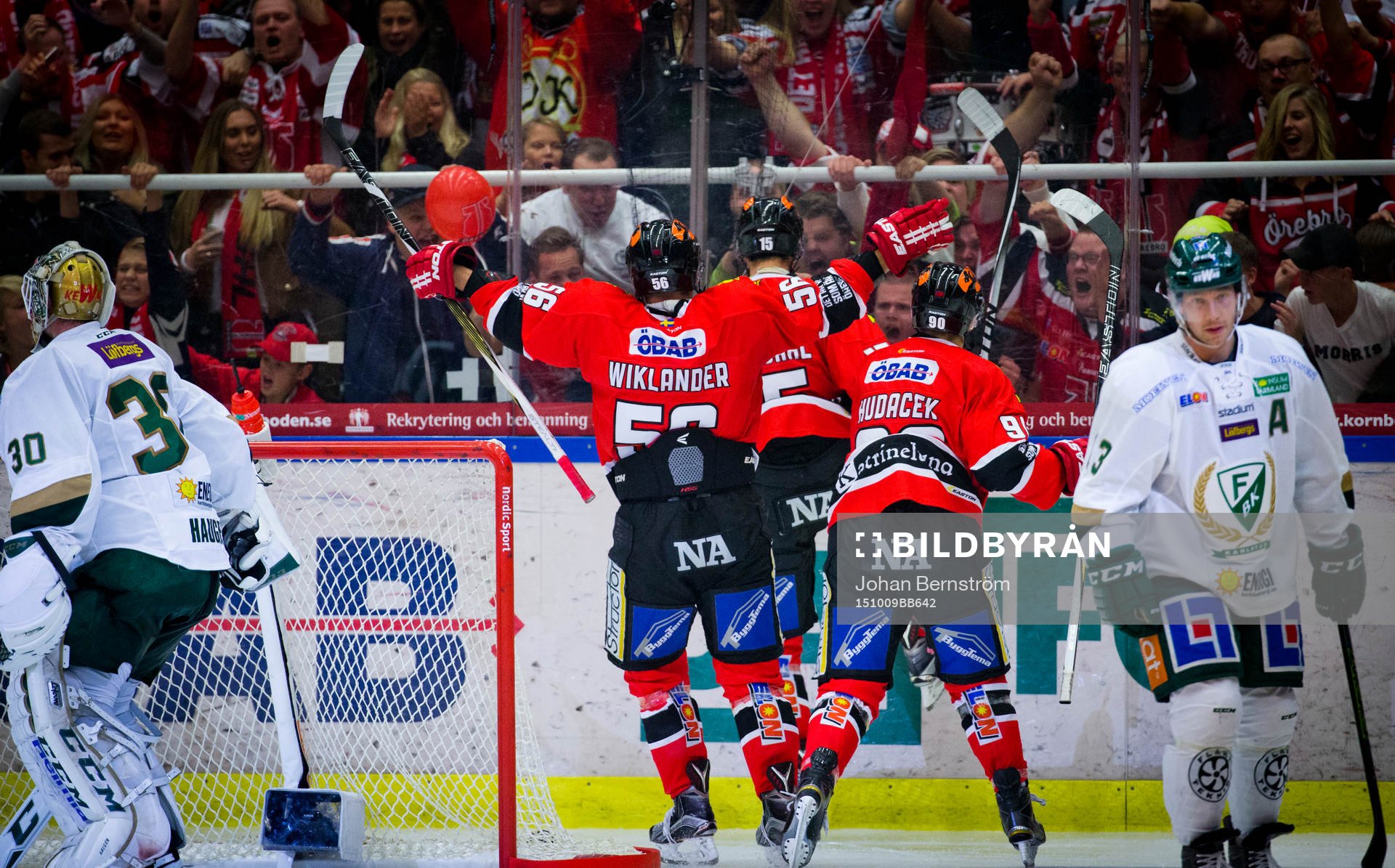 Örebros Henrik Löwdahl gör 1-1 jublar och i förgrunden