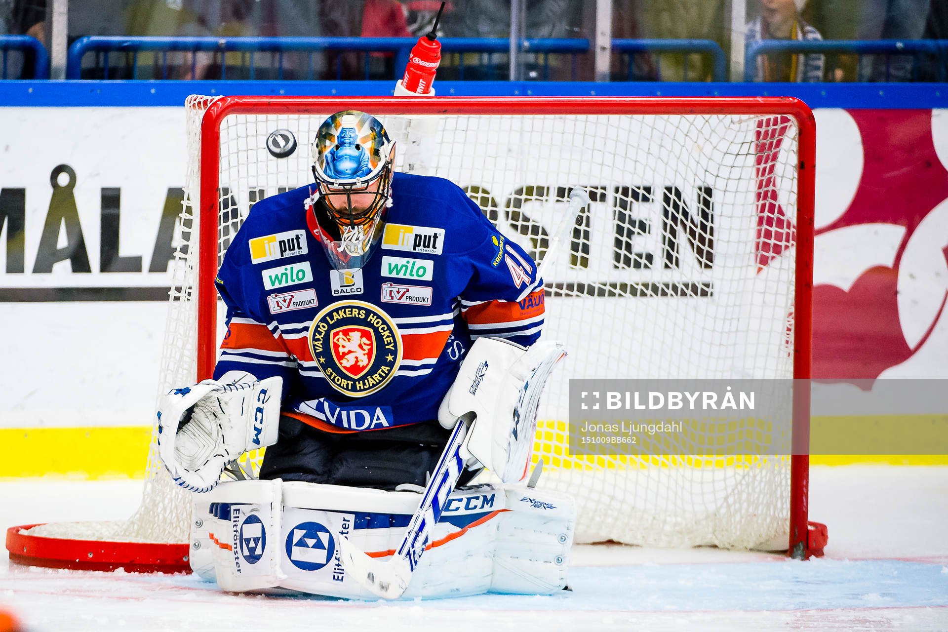 Växjös målvakt Cristopher Nihlstorp styr undan pucken