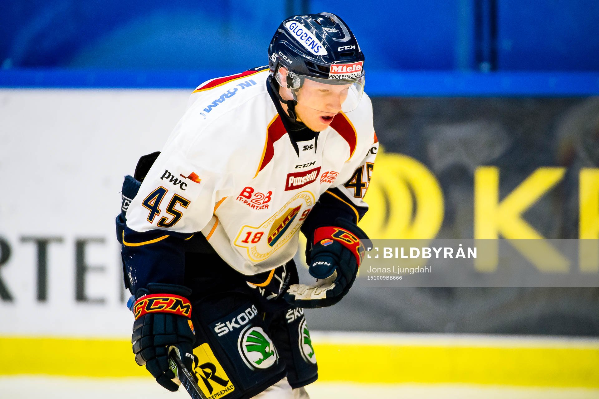 Djurgårdens Alexander Falk grinar illa