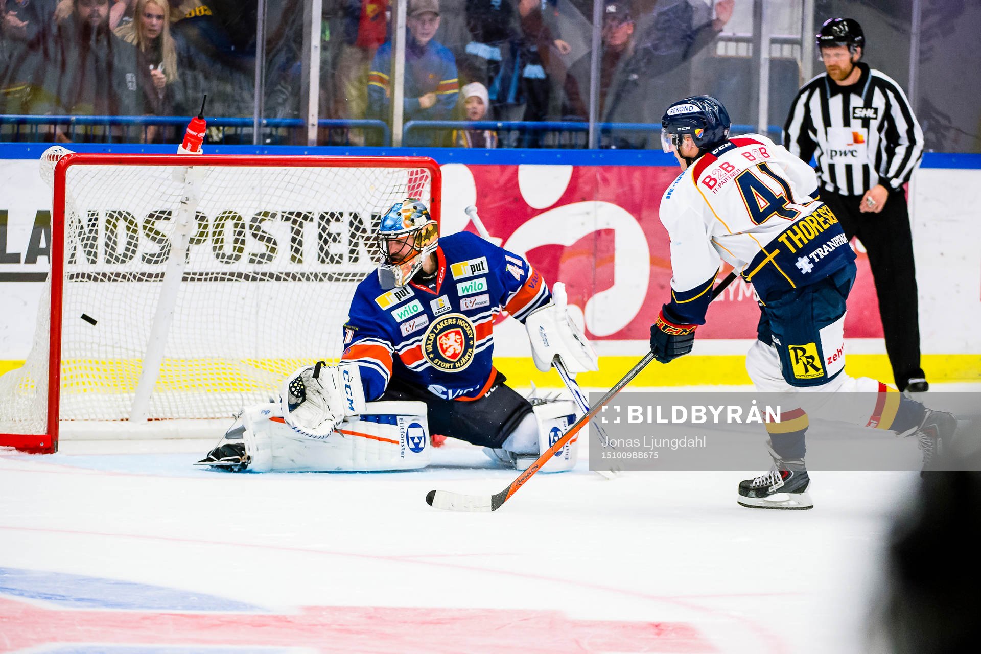 Djurgårdens Patrick Thoresenskjuter pucken i mål bakom