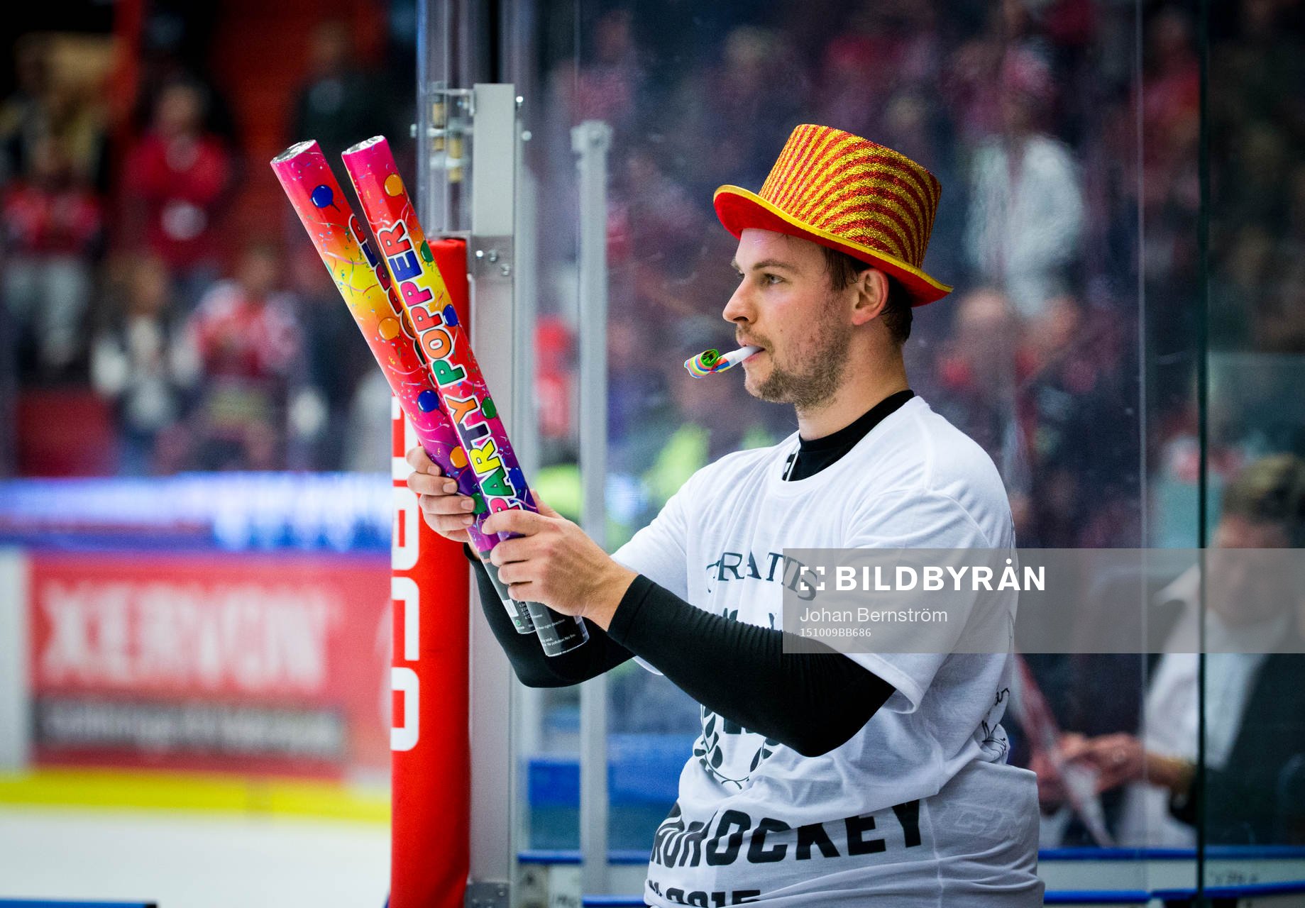 Örebros målvakt Julius Hudacek firar segern mot