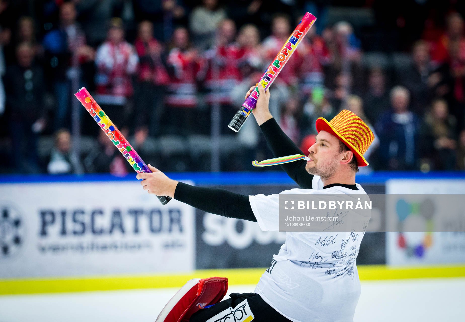 Örebros målvakt Julius Hudacek firar segern mot