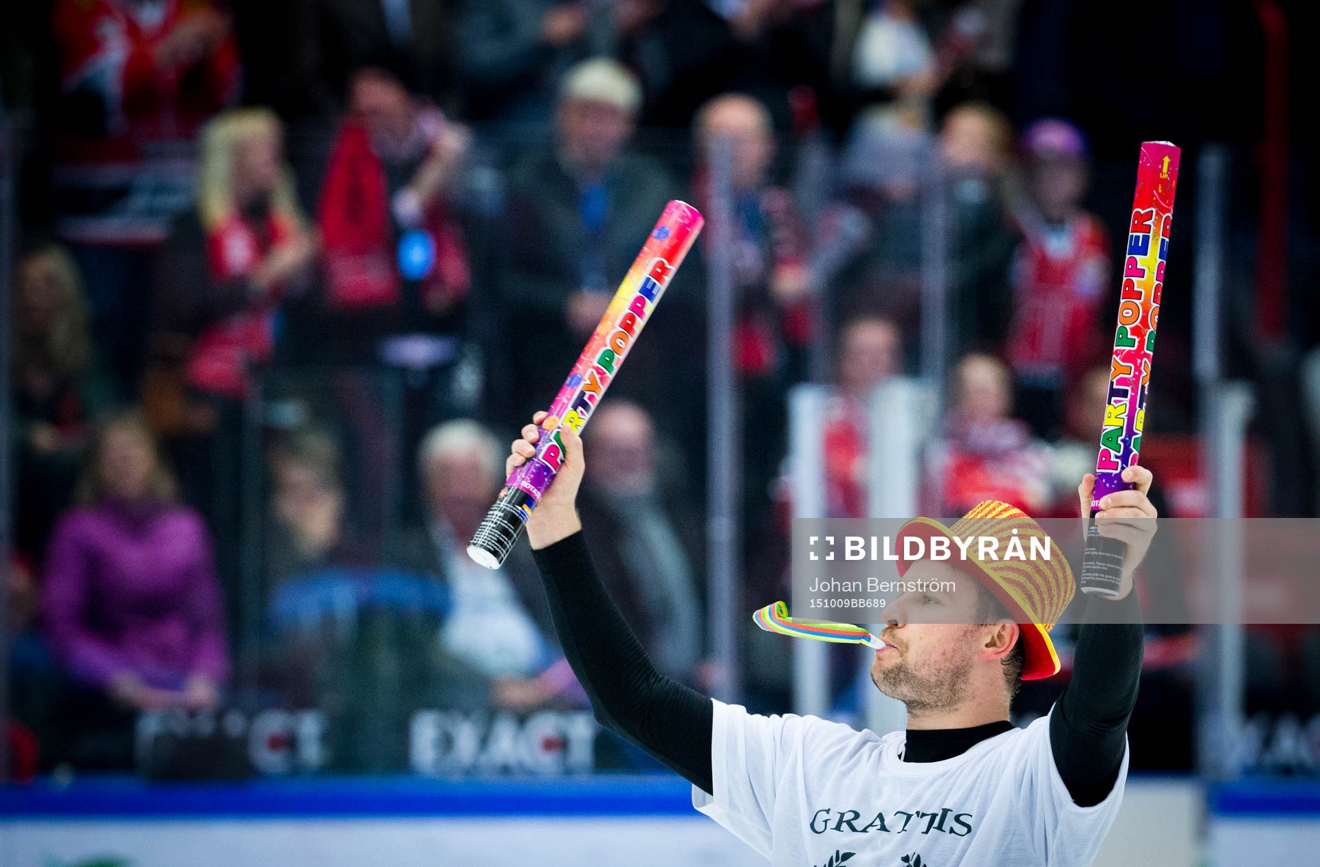 Örebros målvakt Julius Hudacek firar segern mot