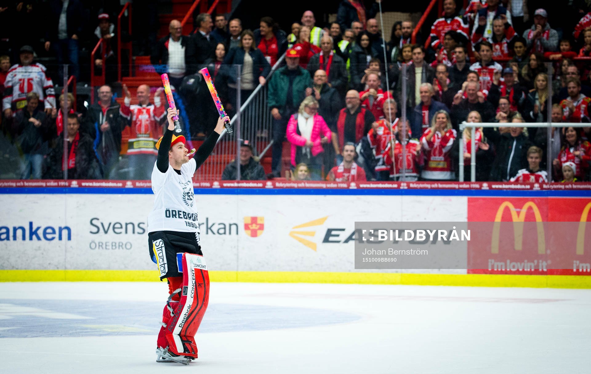 Örebros målvakt Julius Hudacek firar segern mot