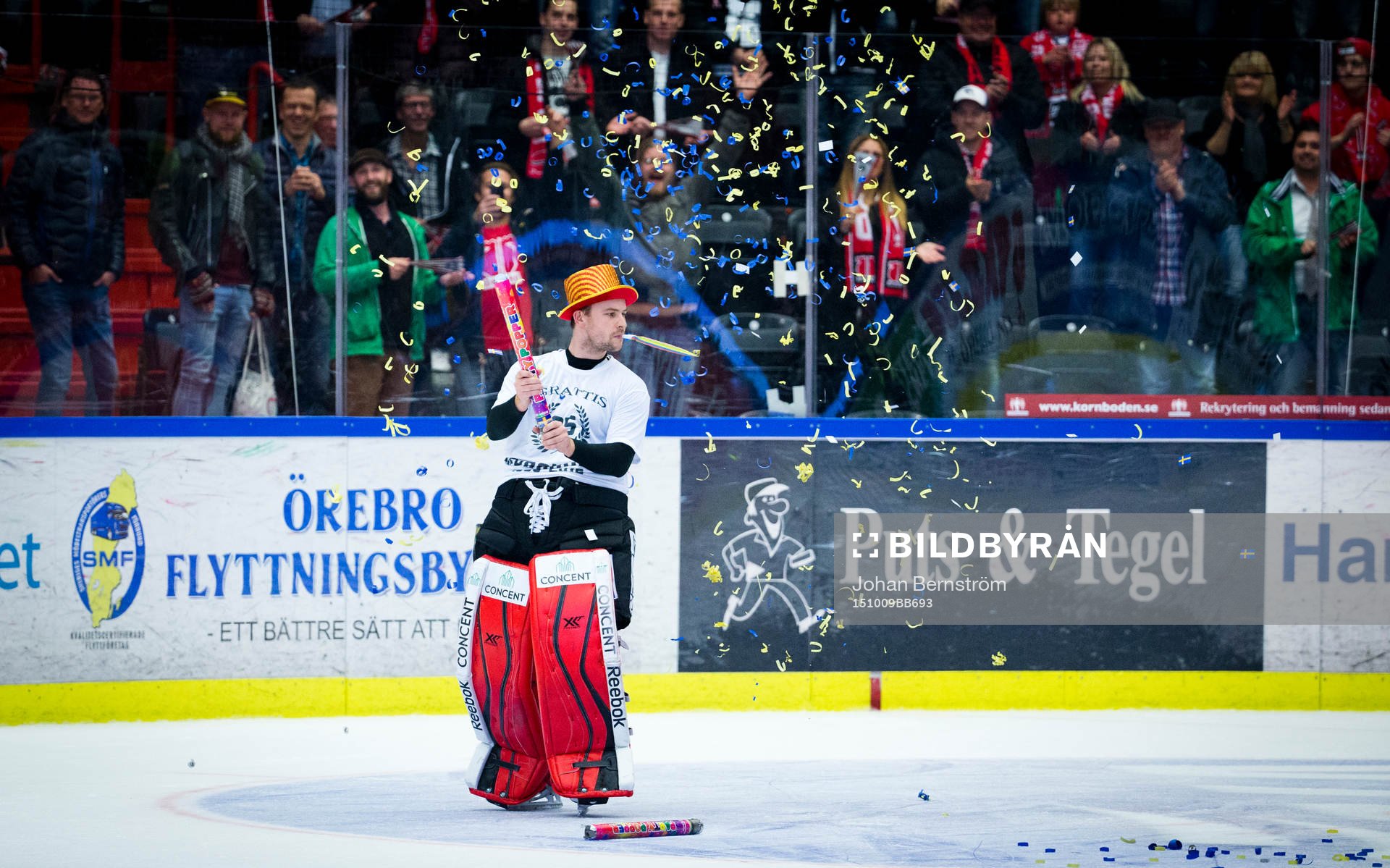 Örebros målvakt Julius Hudacek firar segern mot