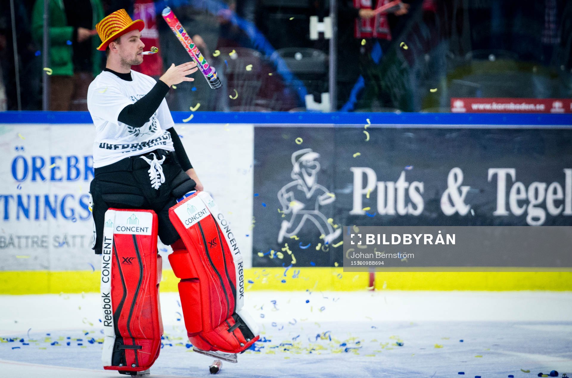 Örebros målvakt Julius Hudacek firar segern mot