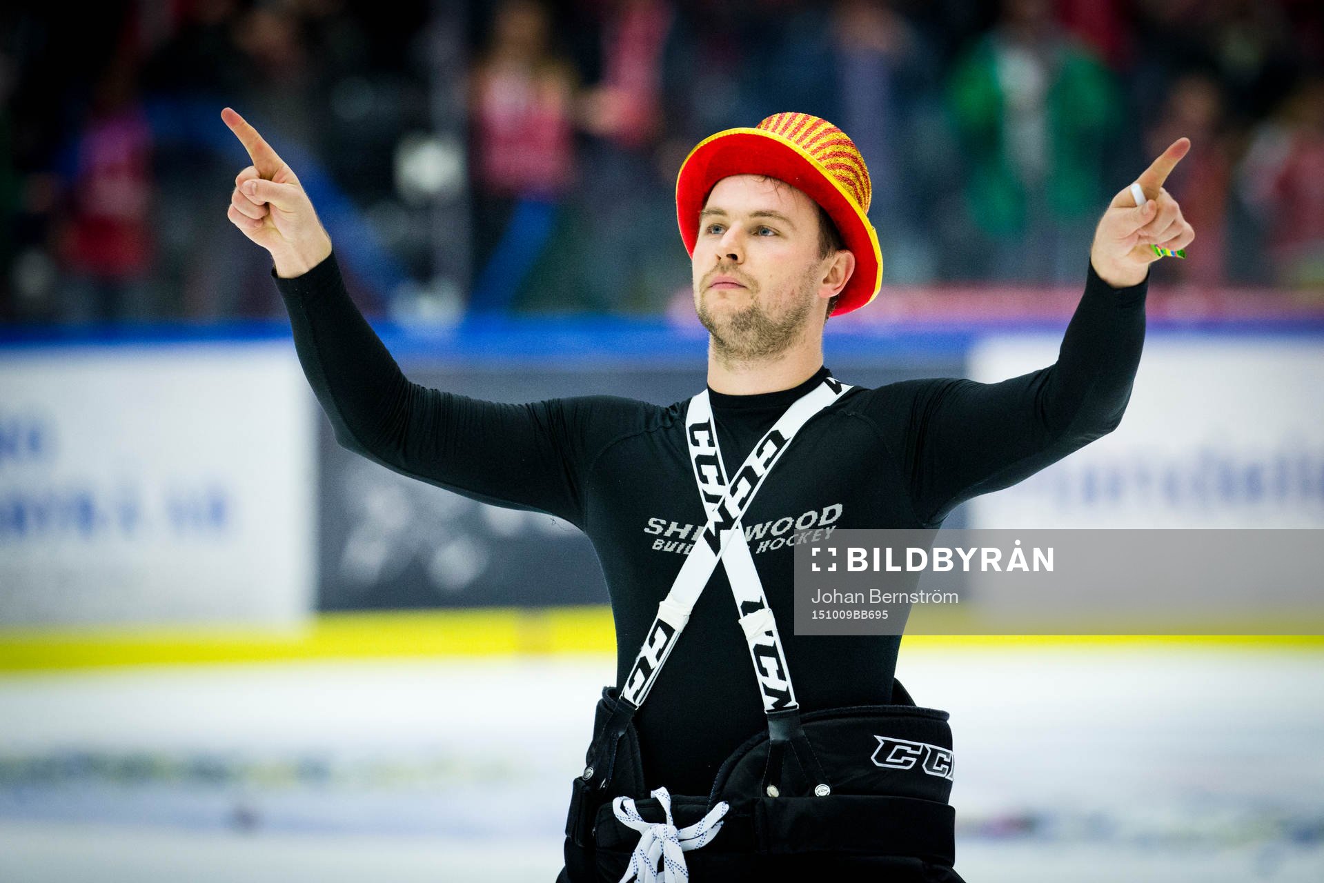 Örebros målvakt Julius Hudacek firar segern mot