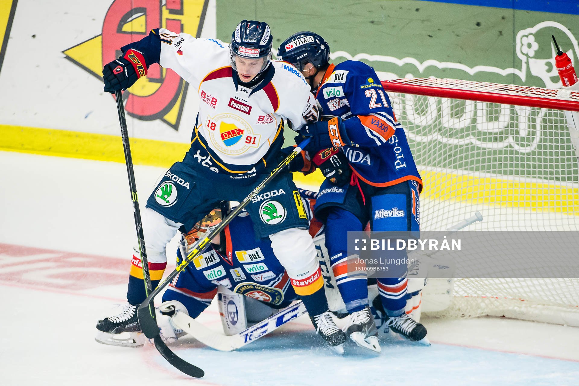 Djurgårdens Robin Alvarez och Växjös Cory Murphy ramlar