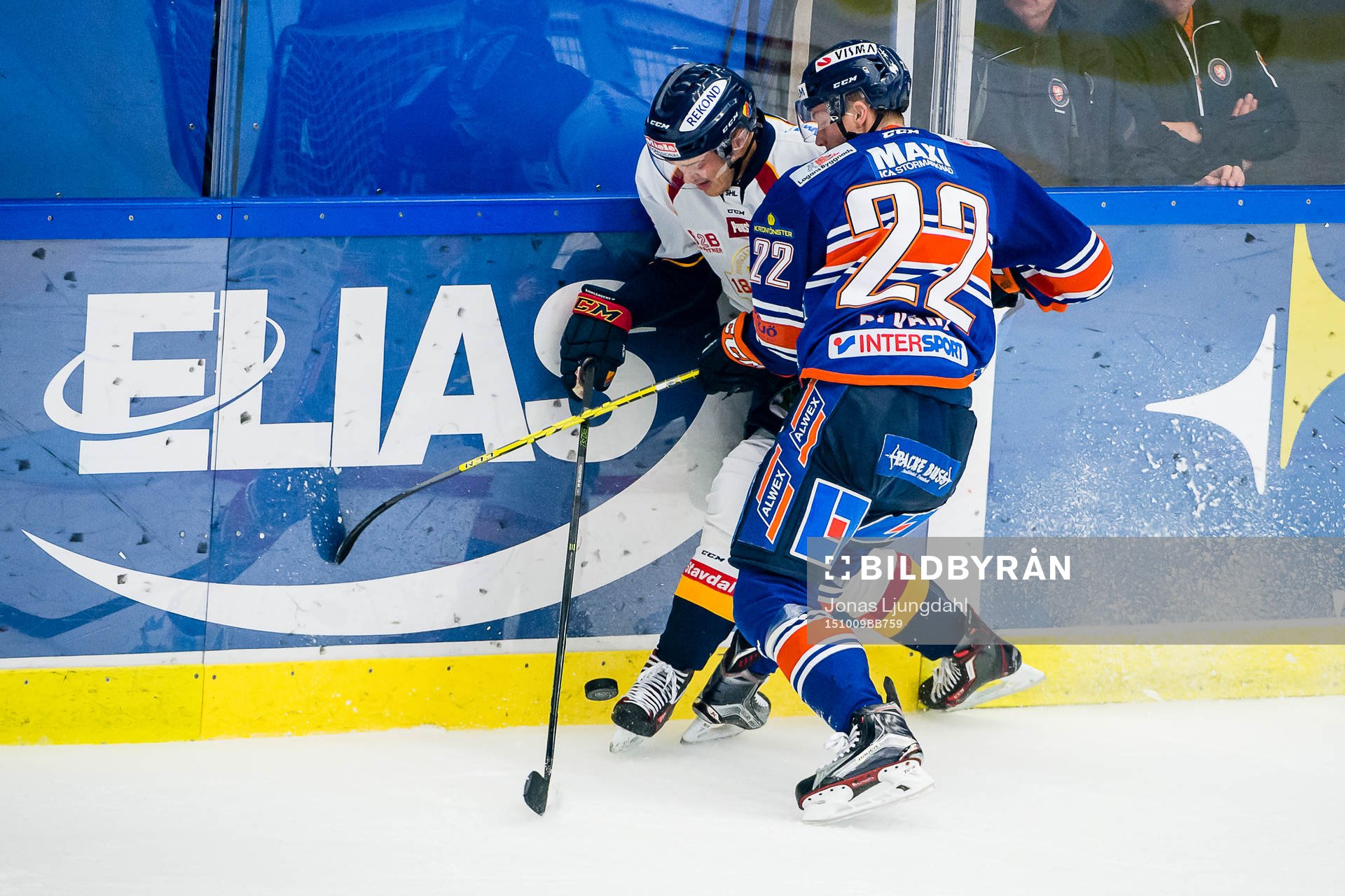 Växjös Gustav Rydahl tacklar Djurgårdens Marcus