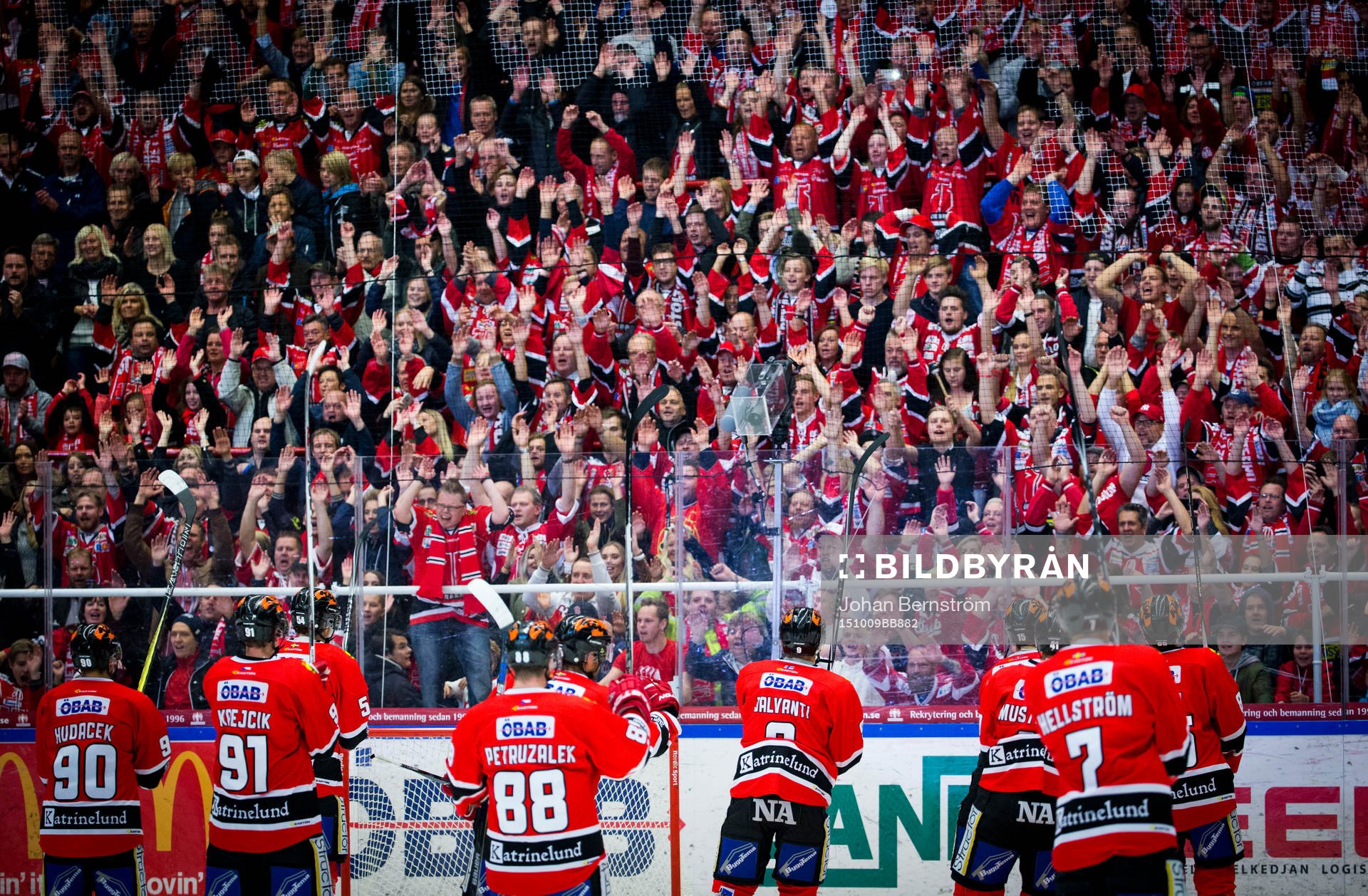 Örebros Jakub Petruzalek  och Joel Mustonen tackar fansen