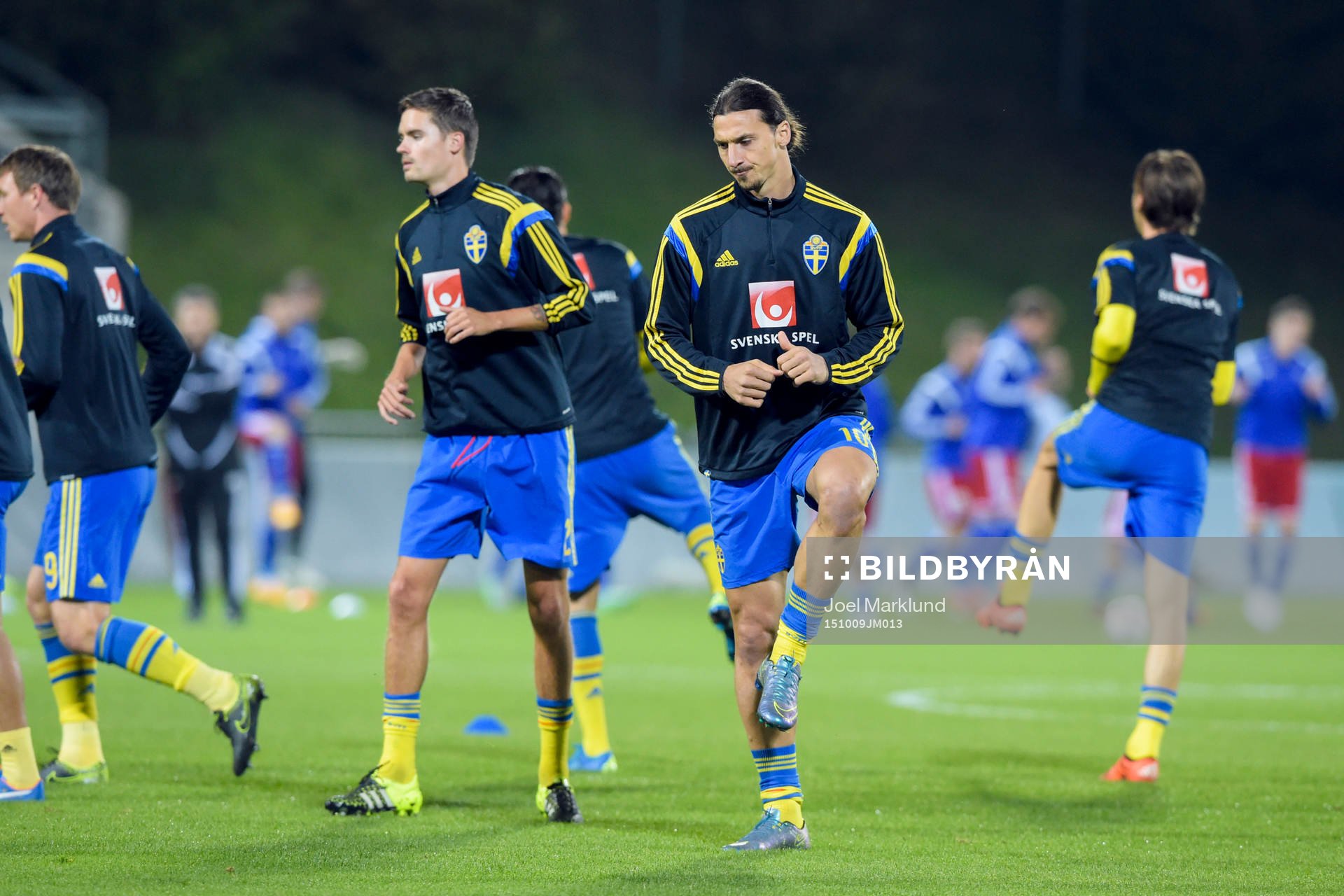 Sveriges Zlatan Ibrahimović värmer upp