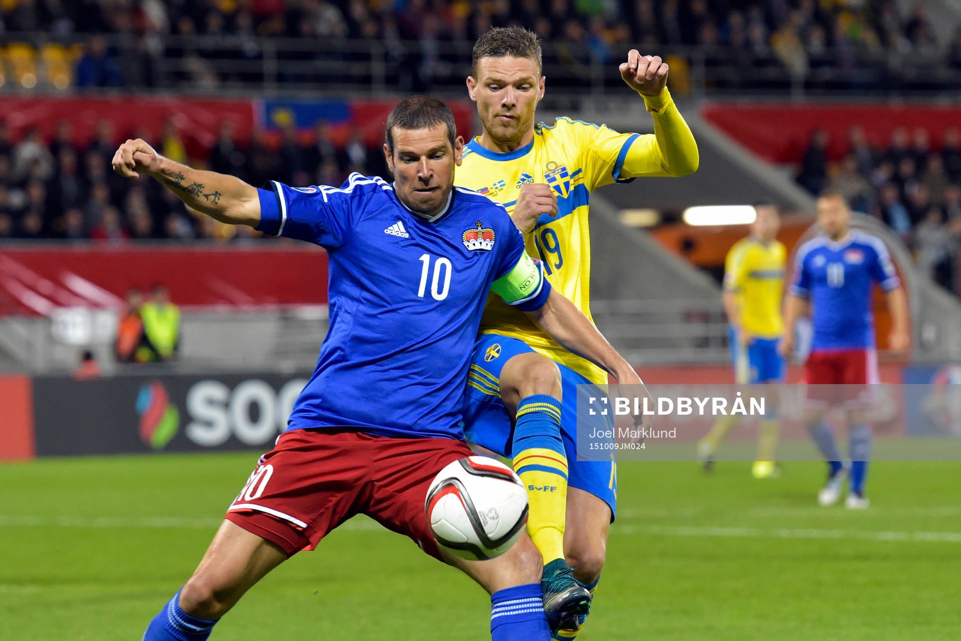 Liechtensteins Mario Frick och Sveriges Marcus Berg