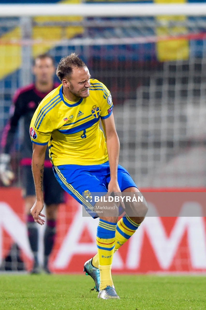 Sveriges Andreas Granqvist tar sig åt knät