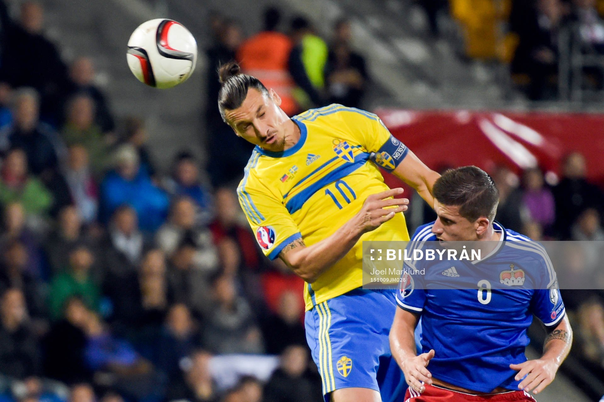 Sveriges Zlatan Ibrahimovic och Liechtensteins Sandro Wieser