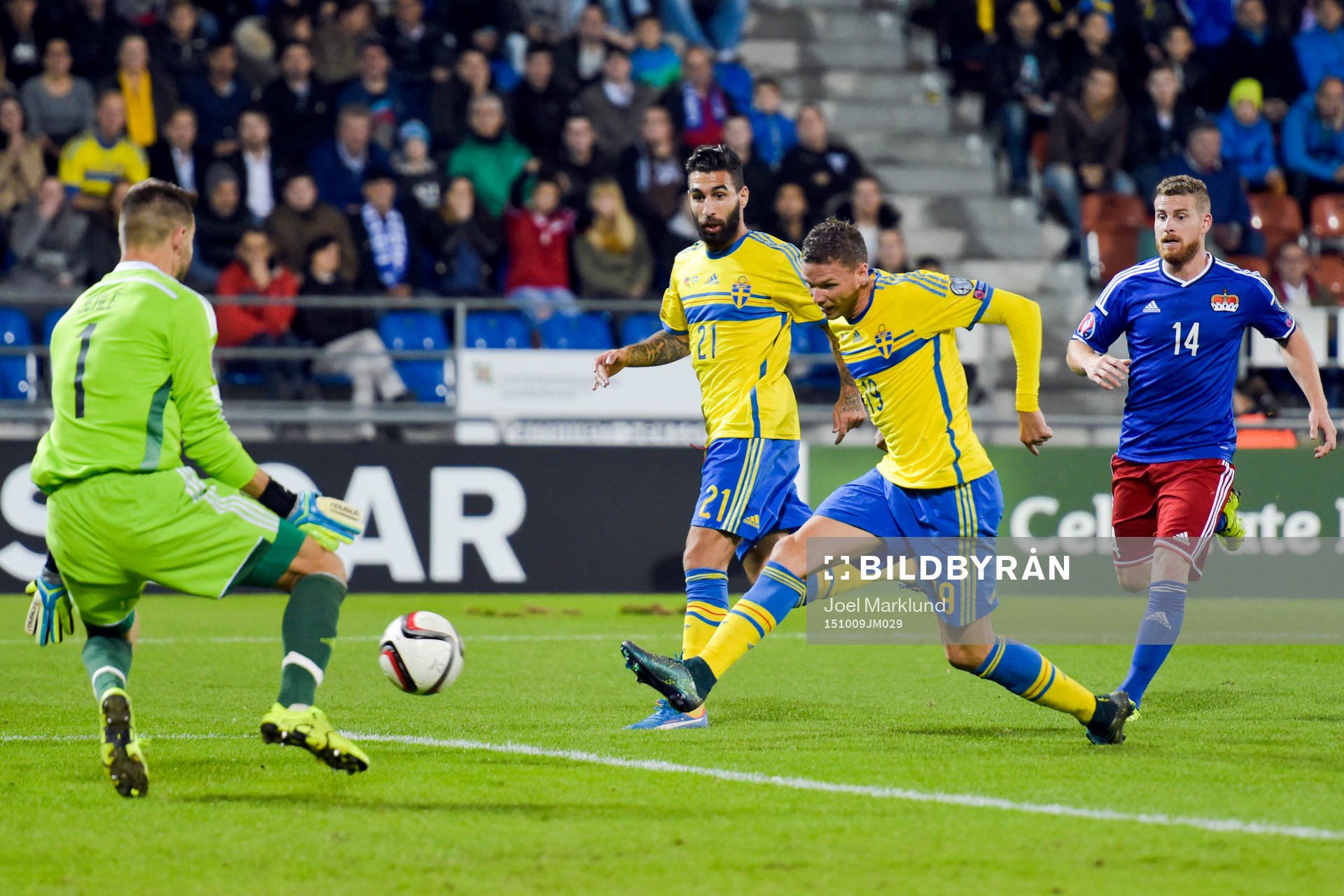 Sveriges Marcus Berg gör 0-1 bakom Liechtensteins målvakt