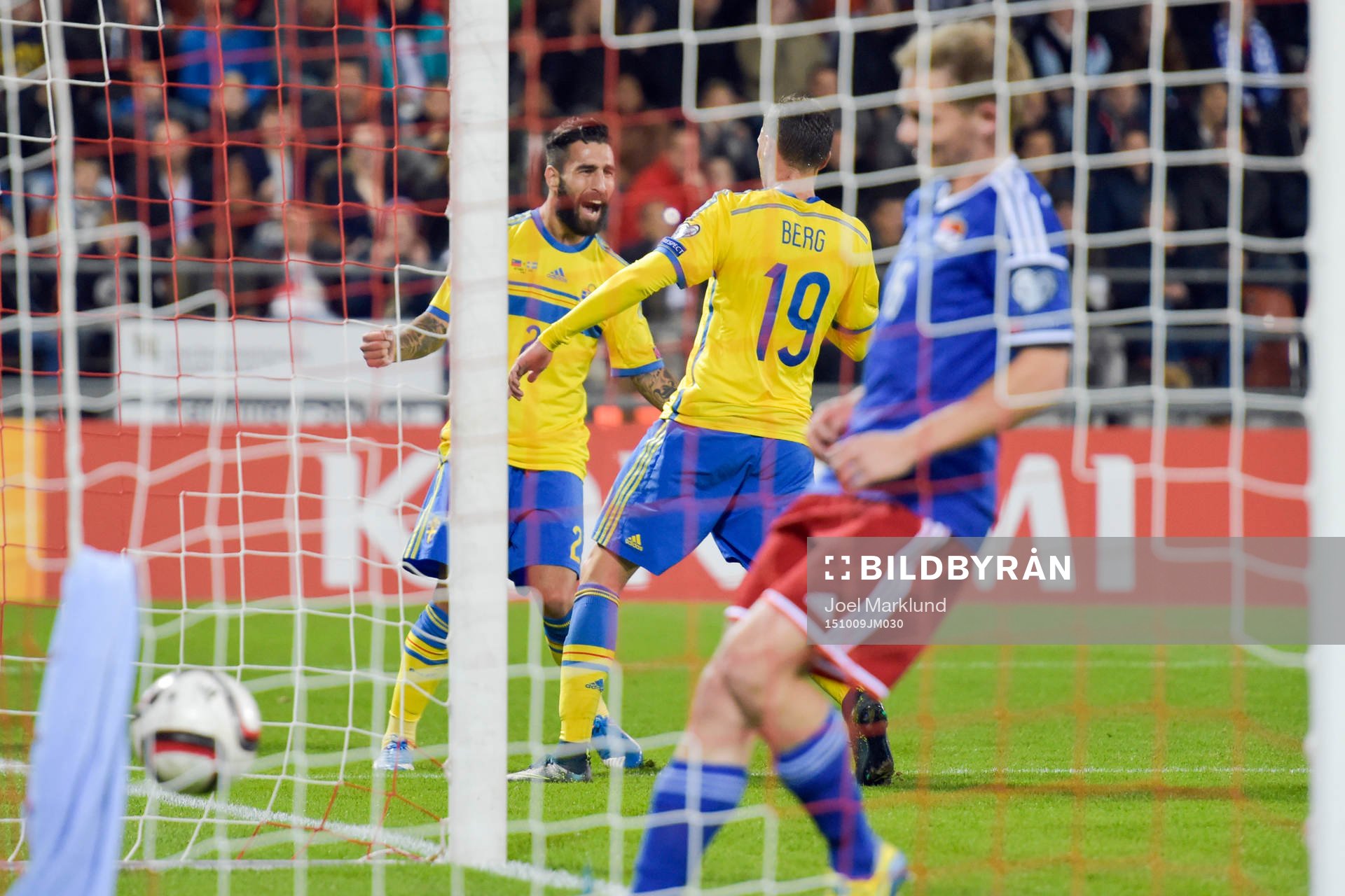 Sveriges Jimmy Durmaz och Marcus Berg jublar