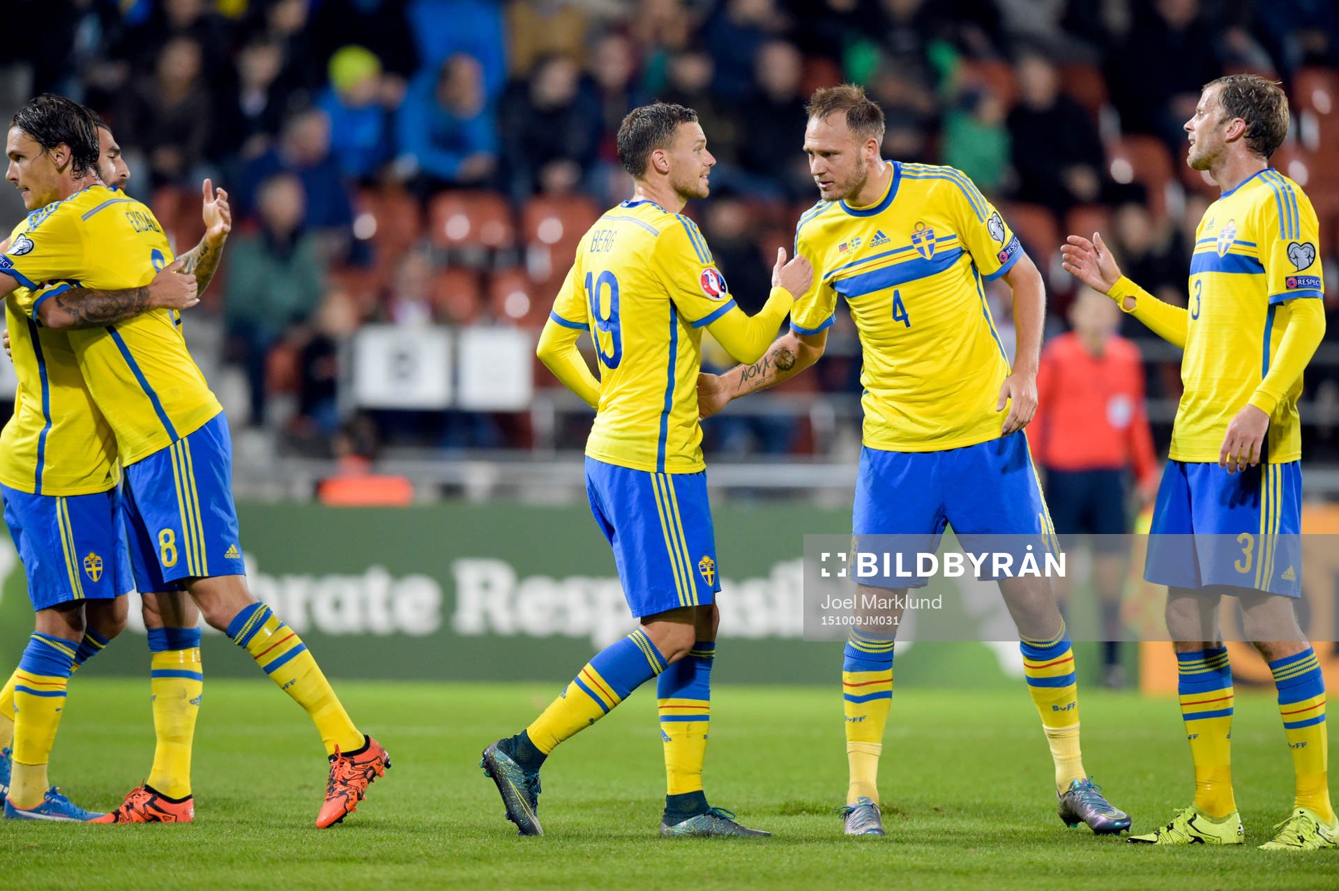 Sveriges Marcus Berg gratuleras av Andreas Granqvist och