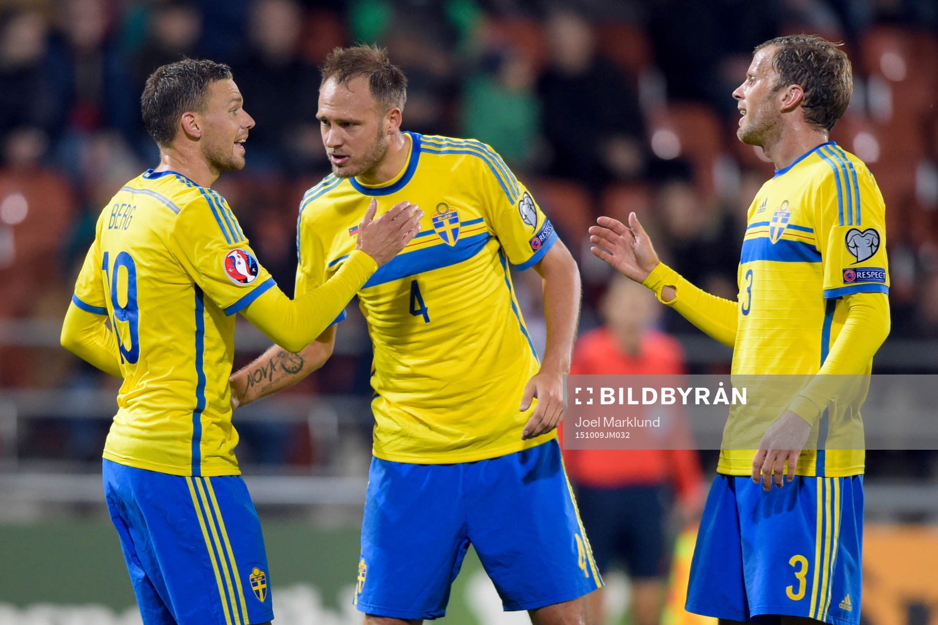 Sveriges Marcus Berg gratuleras av Andreas Granqvist och