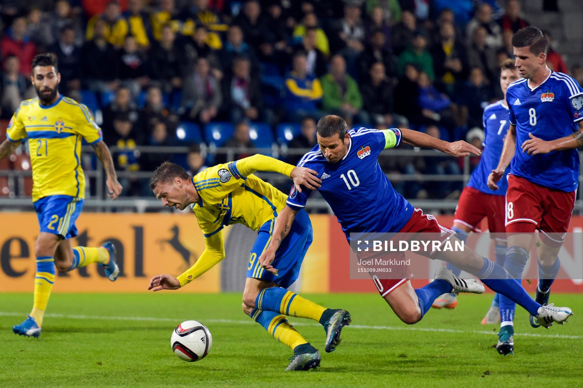 Sveriges Marcus Berg tar sig förbi Liechtensteins Mario