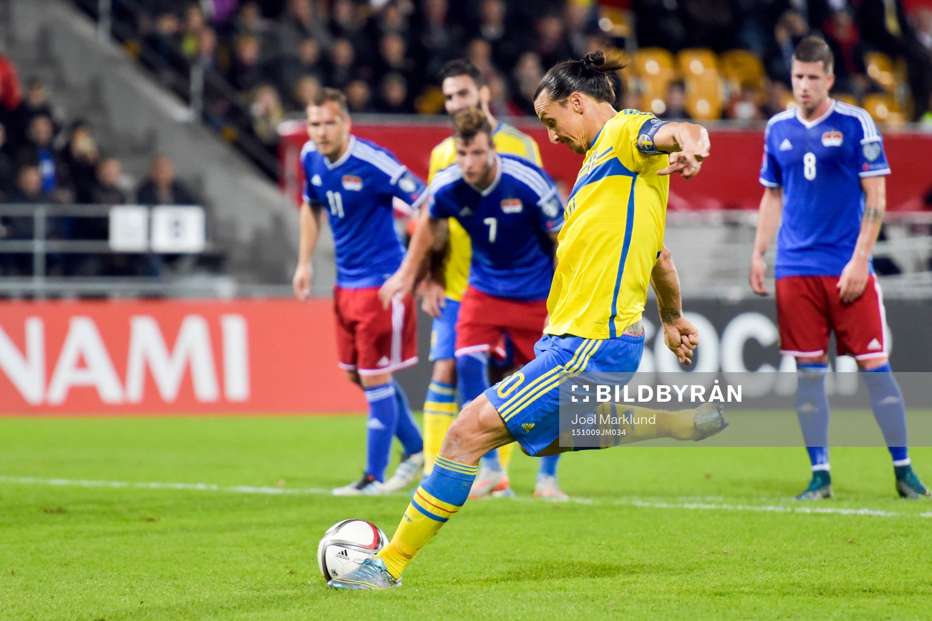 Sveriges Zlatan Ibrahimovic skjuter en straff som Liechtensteins målvakt Peter Jehle (ej i bild) dock tar under fotbollsmatchen i EM-kvalet mellan Liechtenstein och Sverige den 9 oktober 2015 i Vaduz.