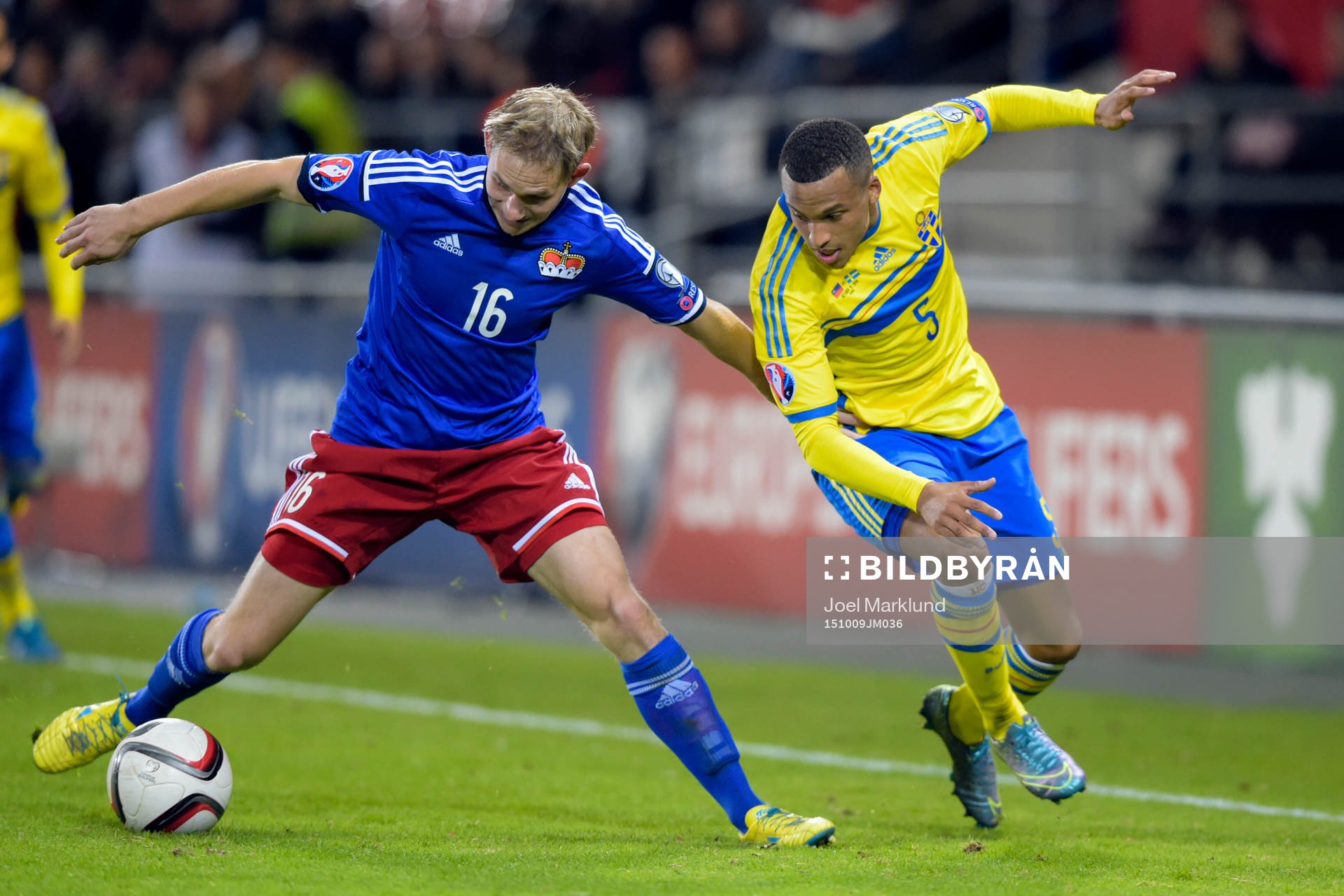 Liechtensteins Martin Rechsteiner och Sveriges Martin Olsson under fotbollsmatchen i EM-kvalet mellan Liechtenstein och Sverige den 9 oktober 2015 i Vaduz.
