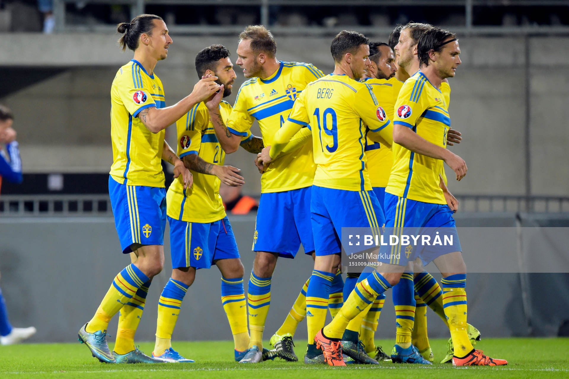 Sveriges Zlatan Ibrahimovic gratuleras