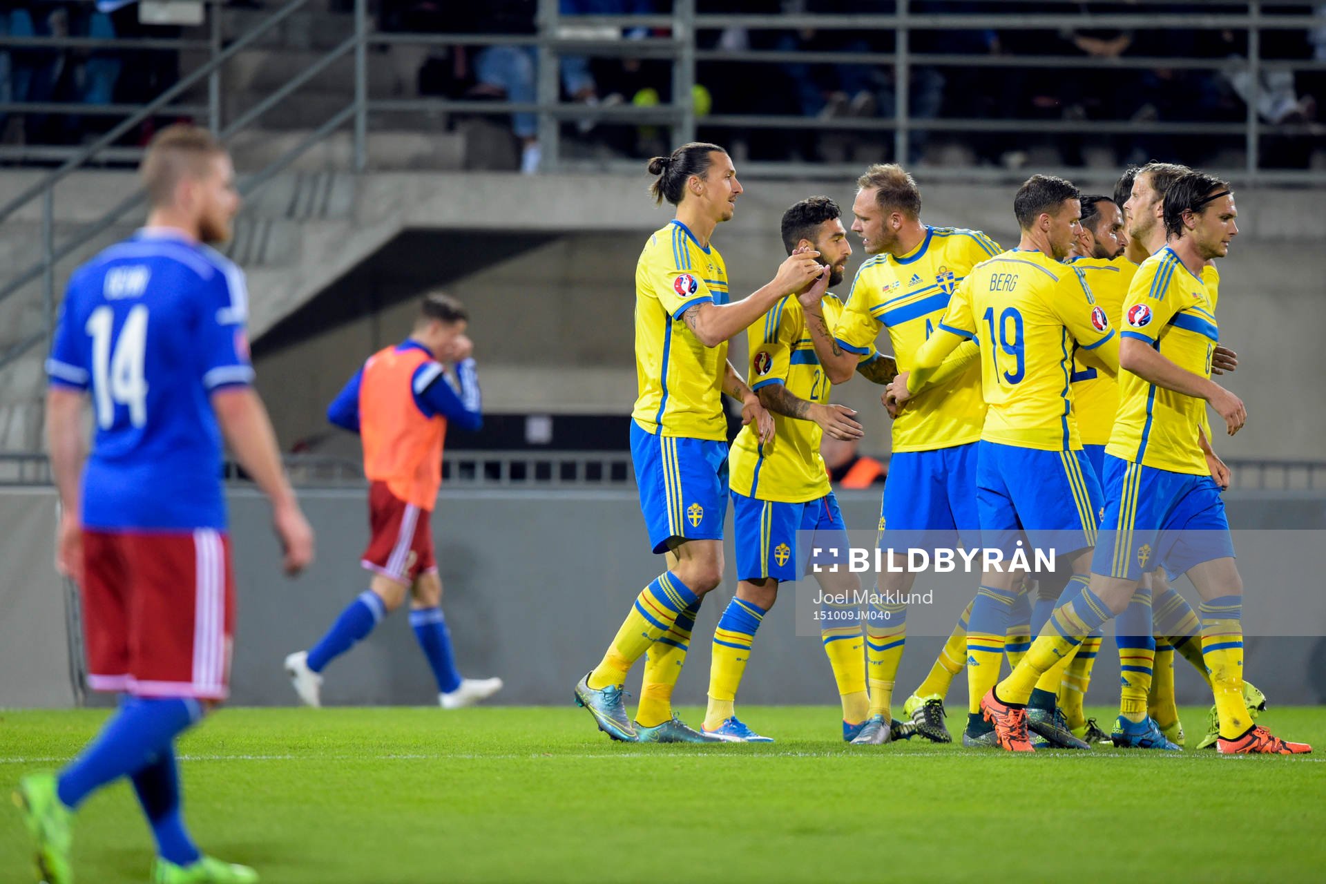 Sveriges Zlatan Ibrahimovic gratuleras