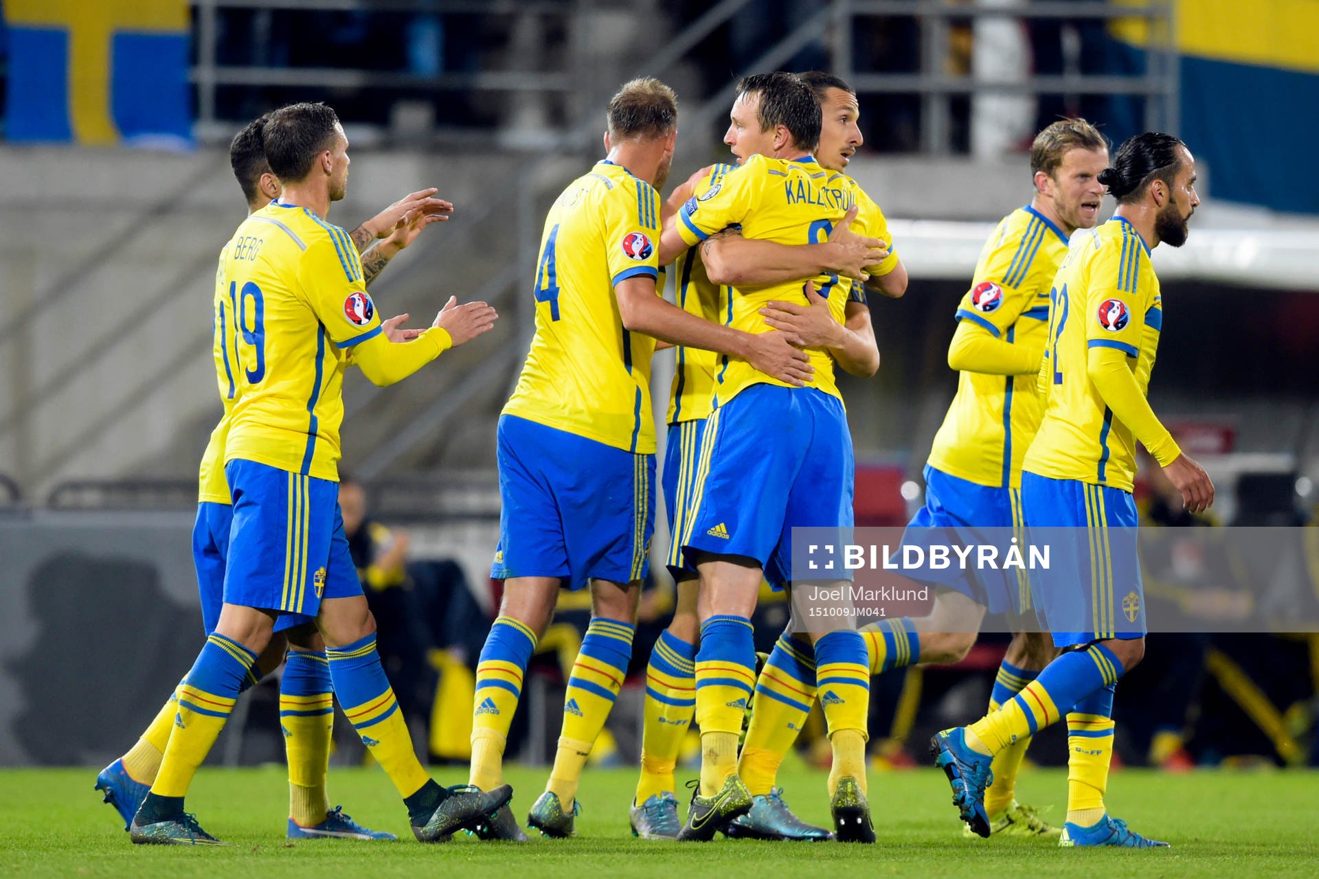 Sveriges Zlatan Ibrahimovic gratuleras av Kim Källström