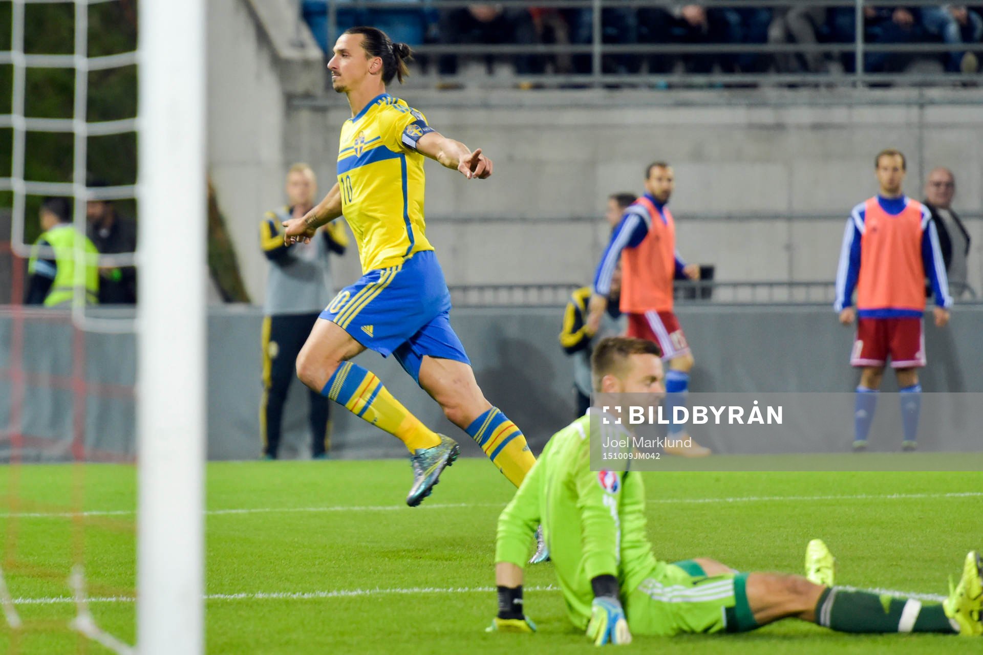 Sveriges Zlatan Ibrahimovic jublar efter att ha gjort 0-2 bakom Liechtensteins målvakt Peter Jehle under fotbollsmatchen i EM-kvalet mellan Liechtenstein och Sverige den 9 oktober 2015 i Vaduz.