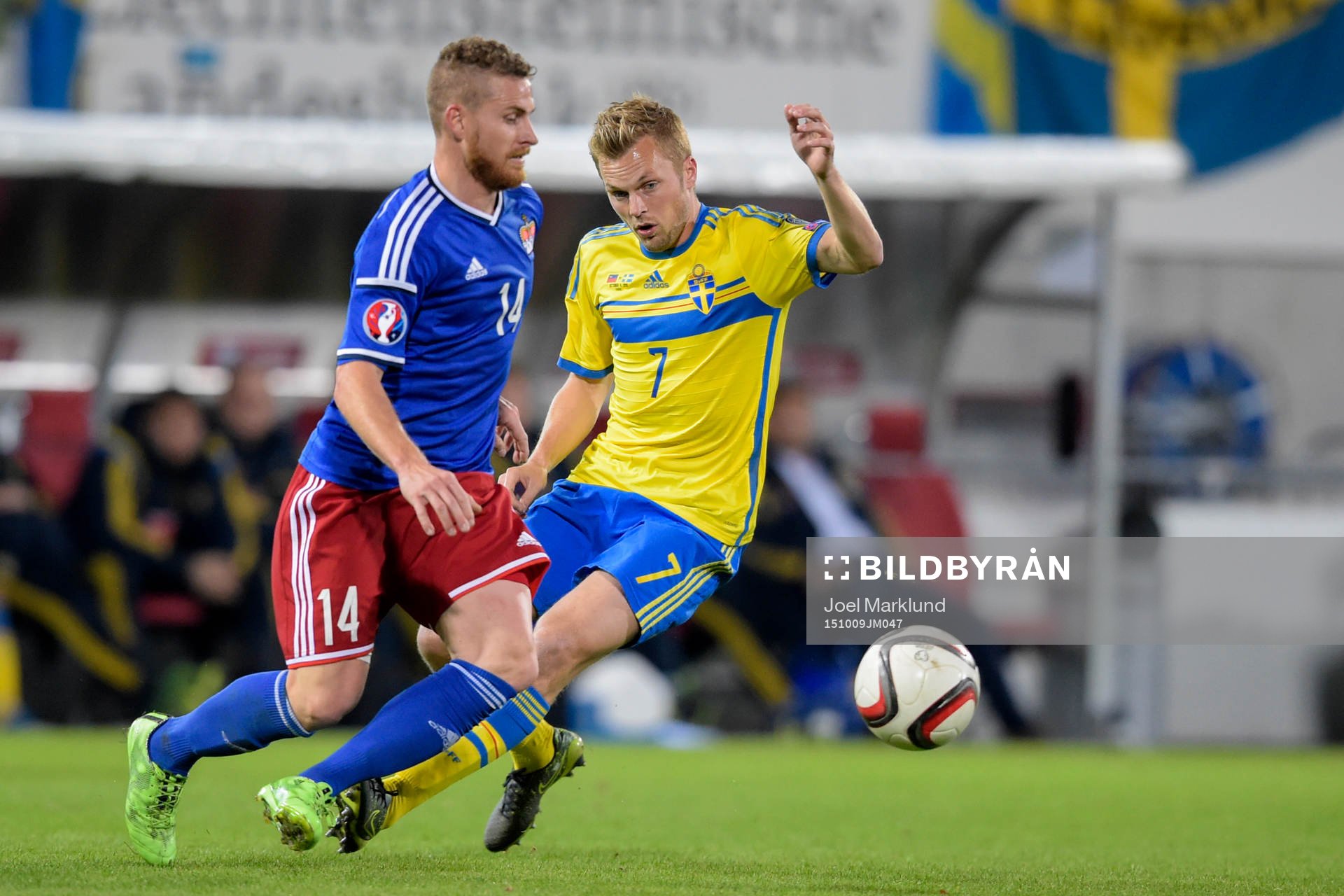 Liechtensteins Yves Oehri och Sveriges Sebastian Larsson