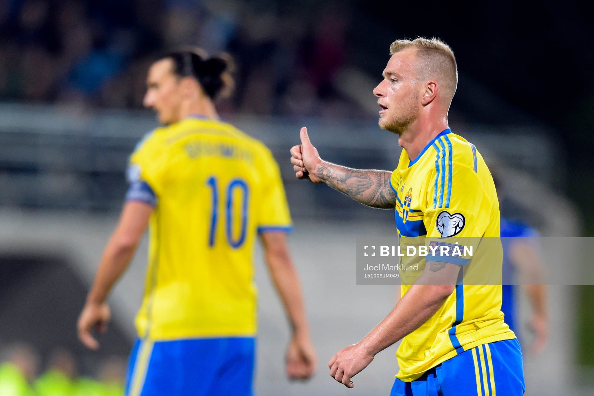 Sveriges John Guidetti ger tummen upp till Zlatan Ibrahimovic under fotbollsmatchen i EM-kvalet mellan Liechtenstein och Sverige den 9 oktober 2015 i Vaduz.