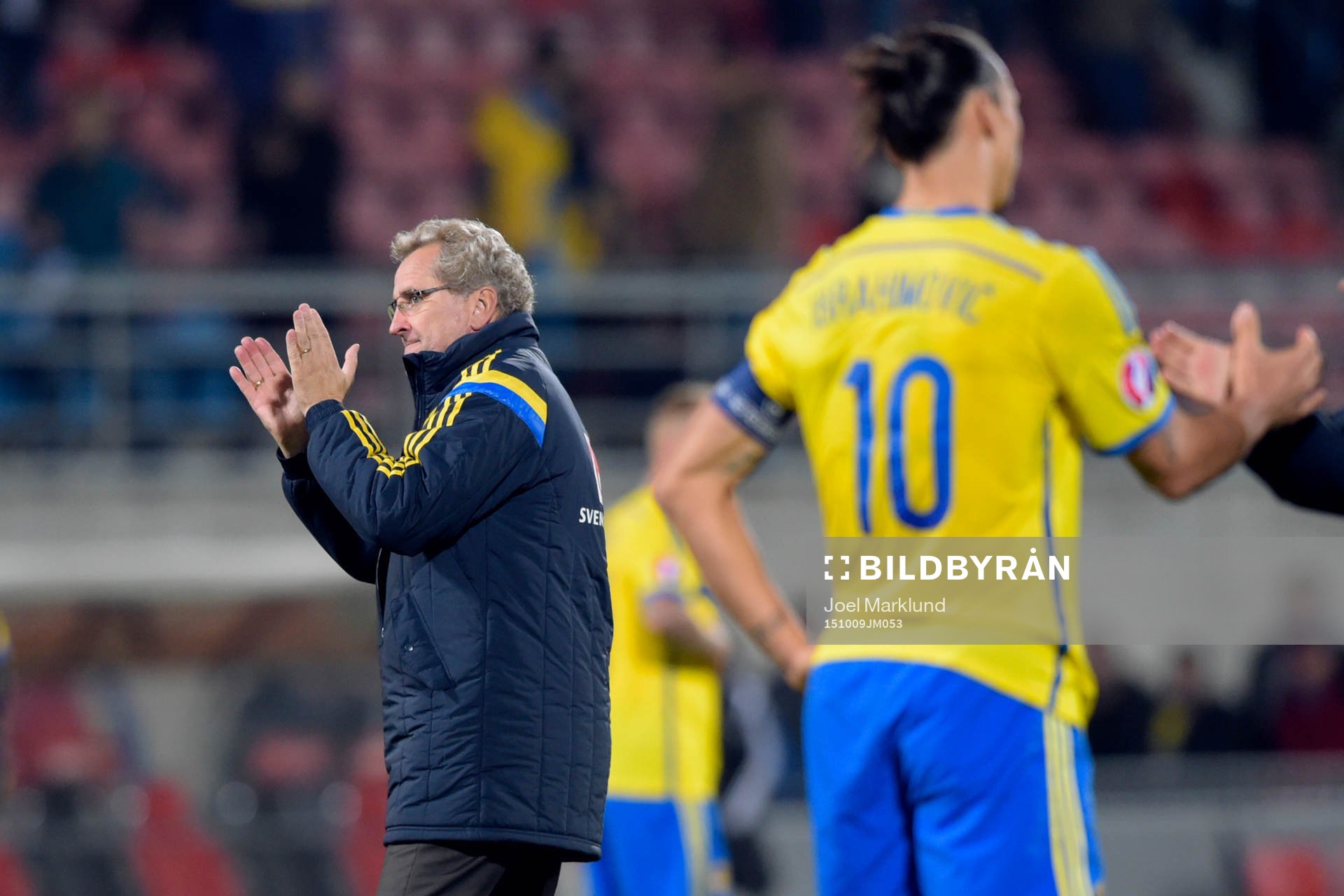 Sveriges förbundskapten Erik Hamrén applåderar mot fansen