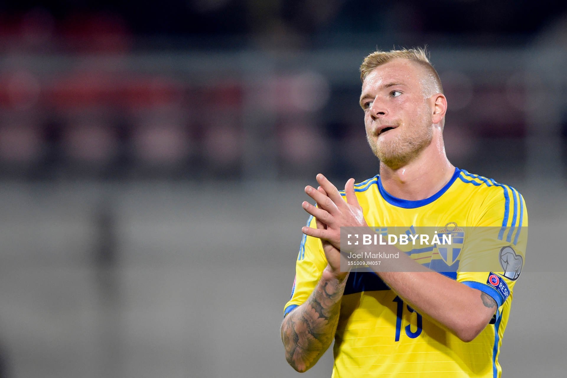 Sveriges John Guidetti applåderar de svenska fansen