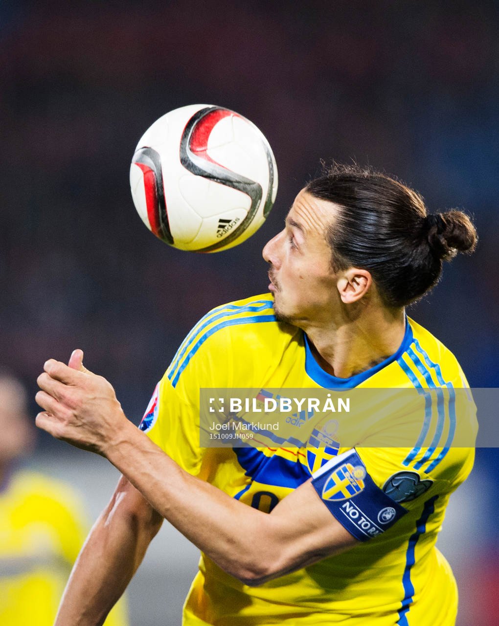 Sveriges Zlatan Ibrahimovic tar ner bollen på axeln