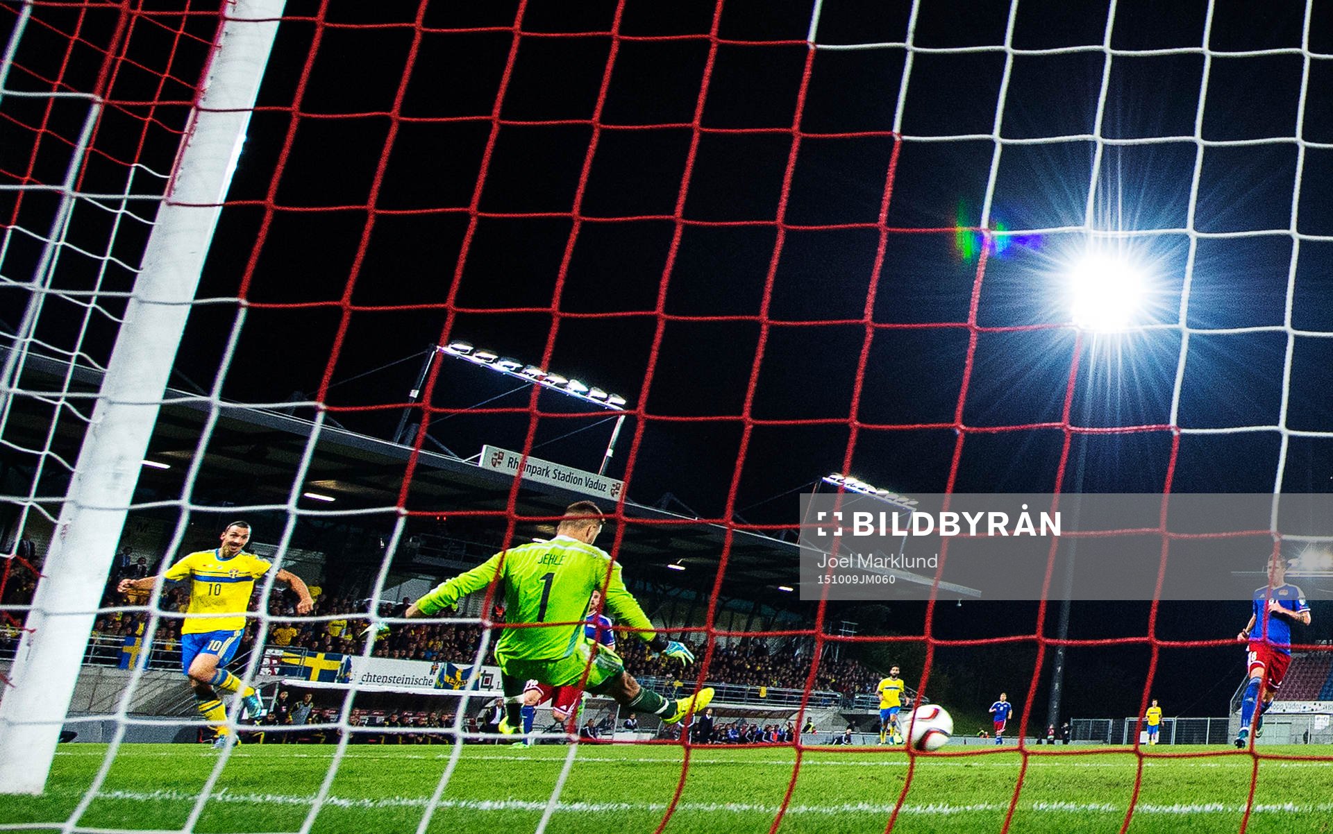 Sveriges Zlatan Ibrahimovic gör 0-2 bakom Liechtensteins