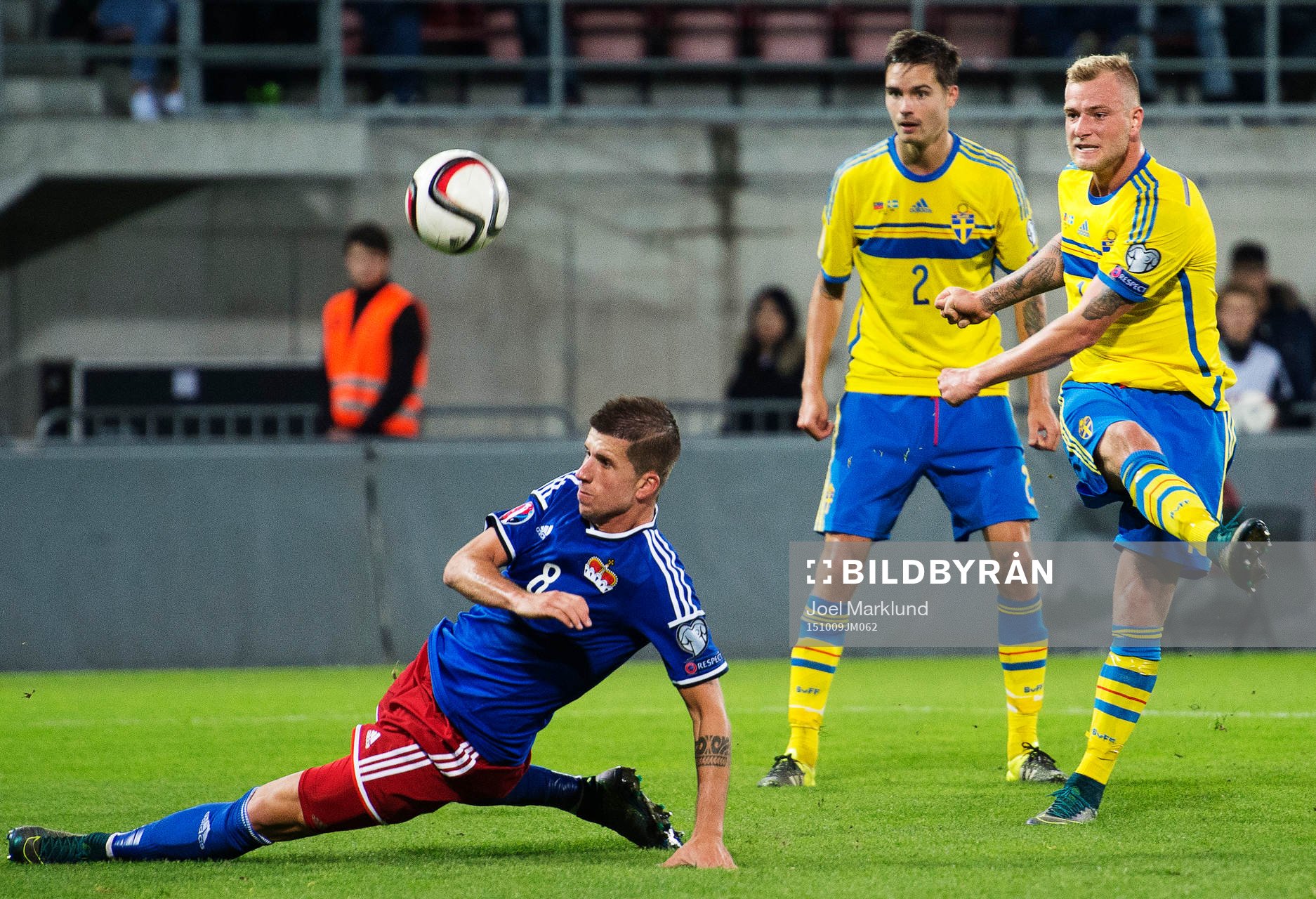 Liechtensteins Sandro Wieser blockerar ett skott från