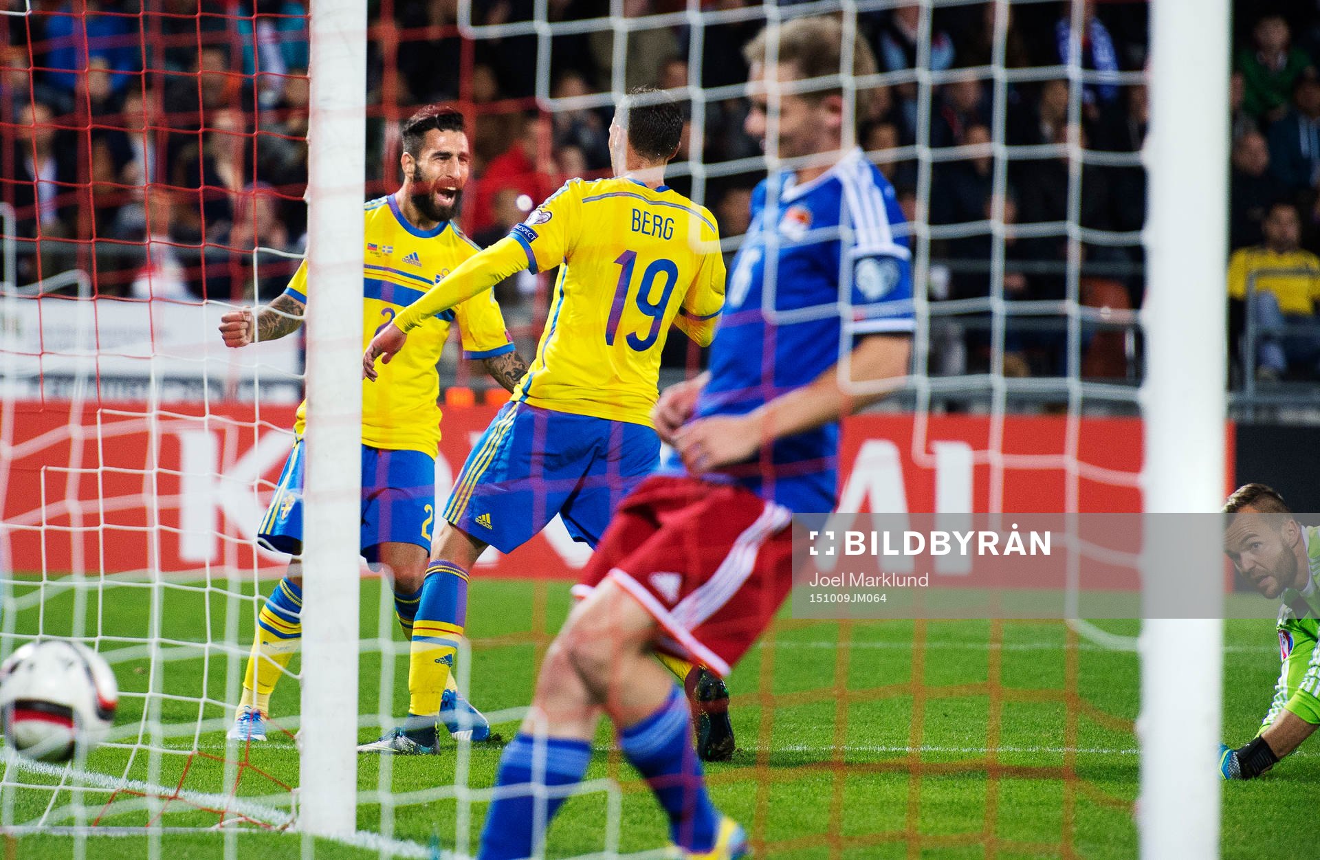 Sveriges Jimmy Durmaz och Marcus Berg jublar